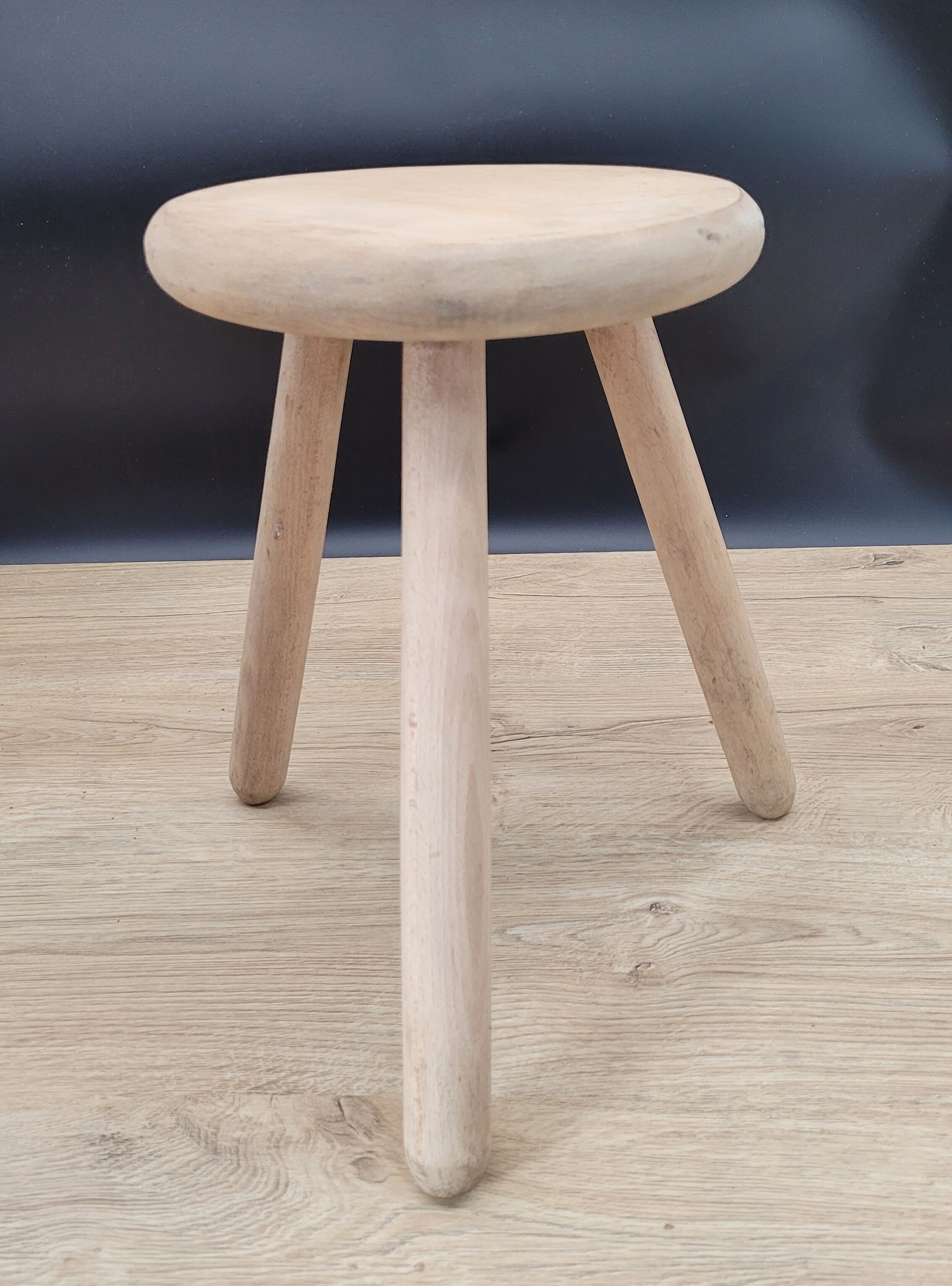 Light wood tripod stool ter