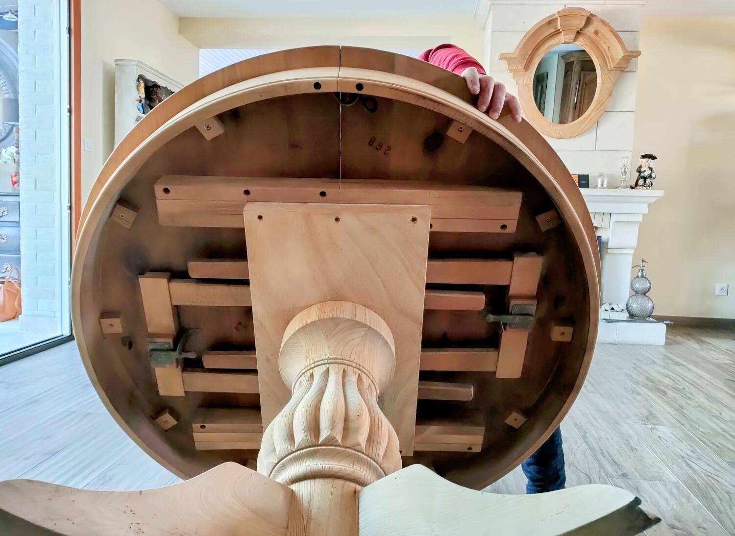 Round table with central leg