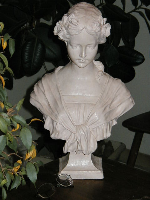 Bust of a woman art nouveau marianne style, beige patina very light