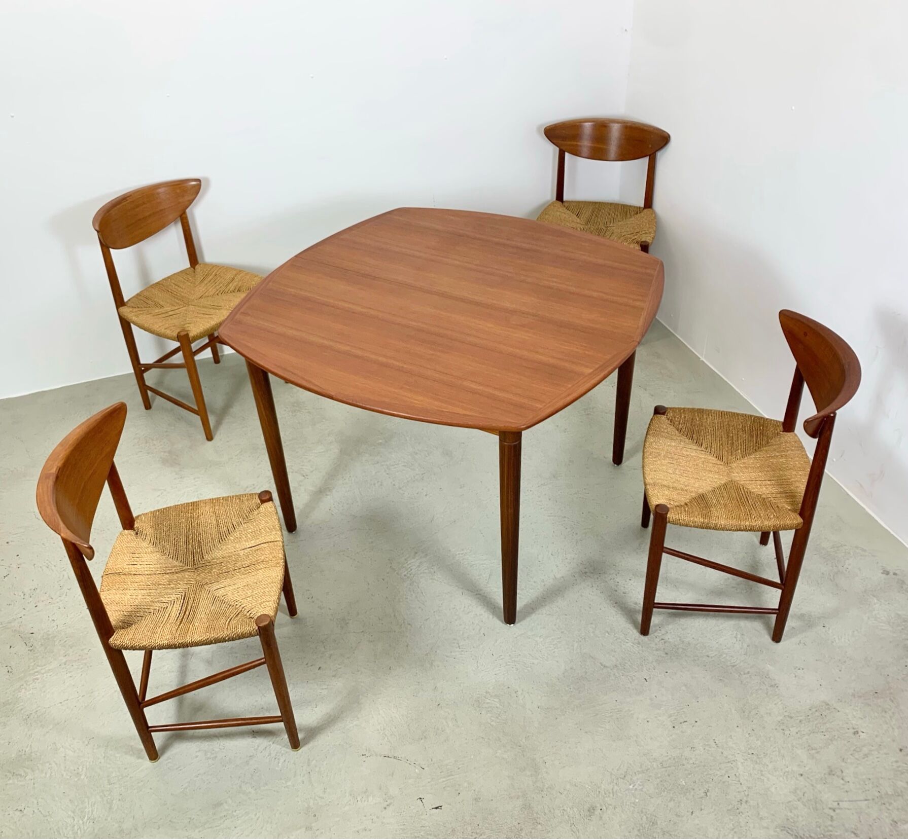Extendable table by Gustav Bahus with 4 chairs by Peter Hvidt