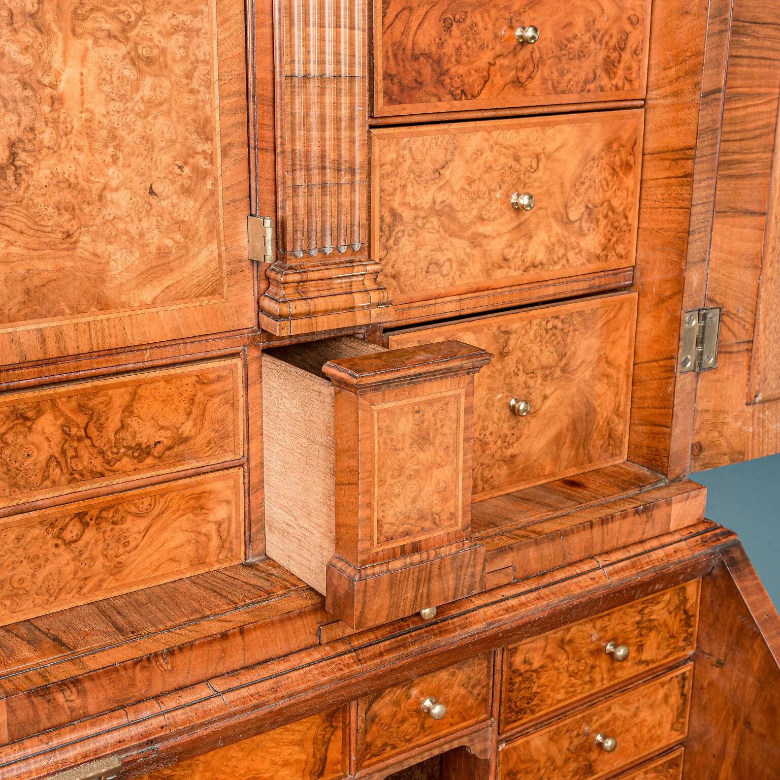 Queen Anne trumeau in walnut and oak, Great Britain, 18th century