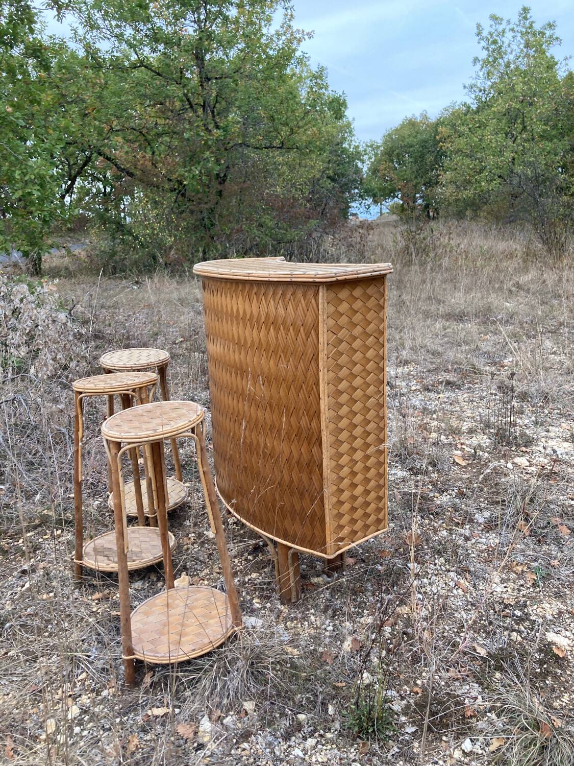 Bar et tabourets en rotin et châtaignier