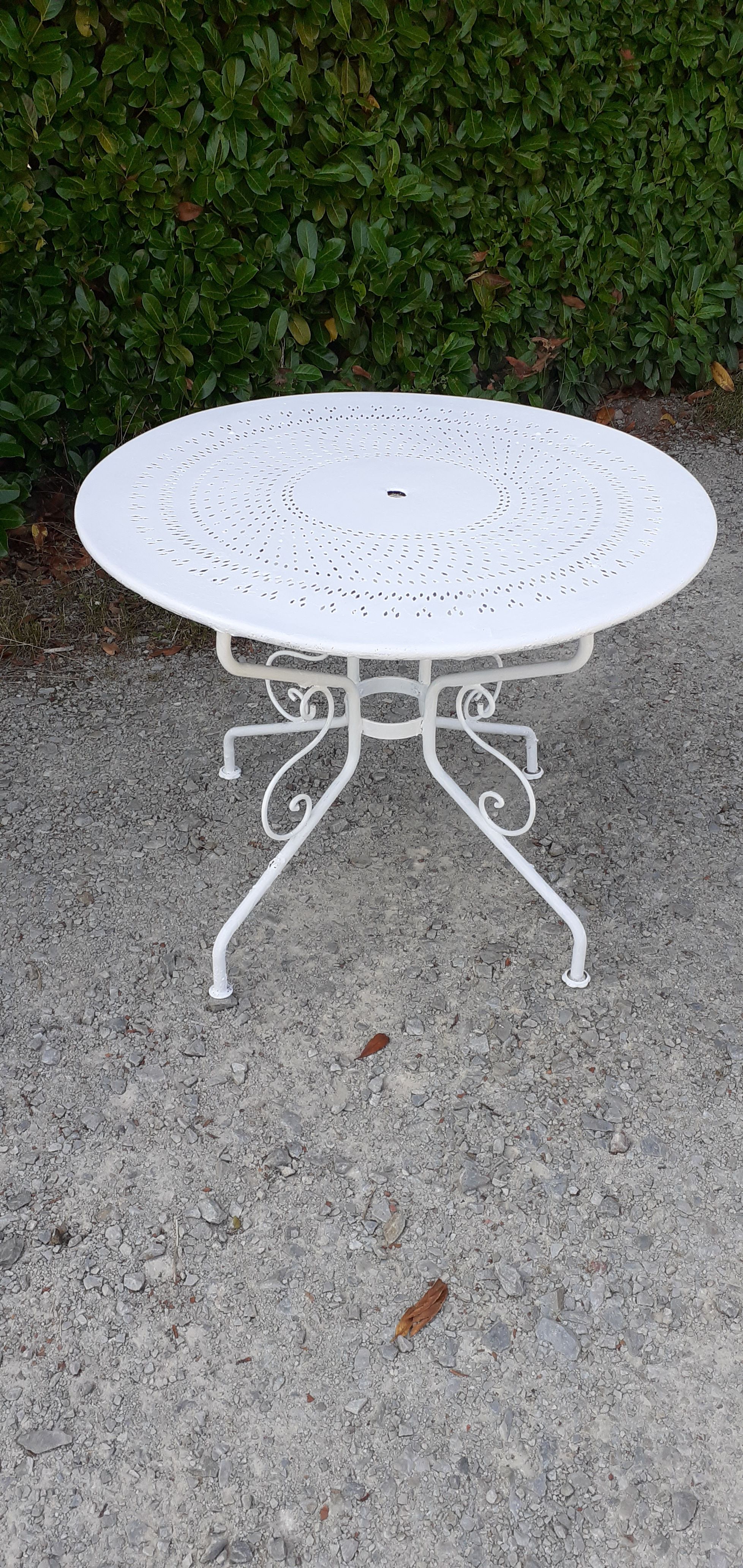 Garden furniture 1 table 6 chairs wood and old white metal