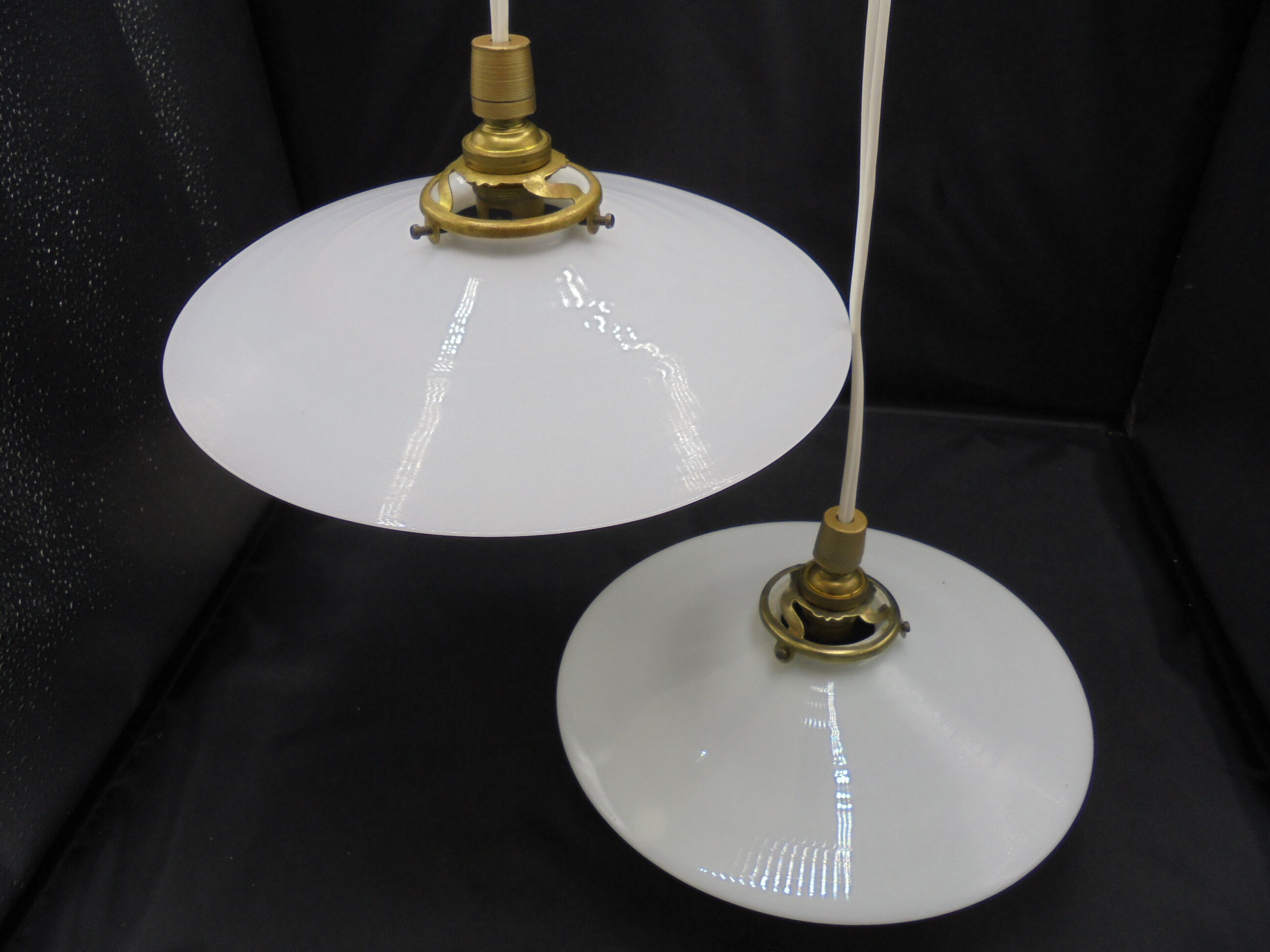 Paire de suspensions en opaline blanche