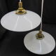 Paire de suspensions en opaline blanche