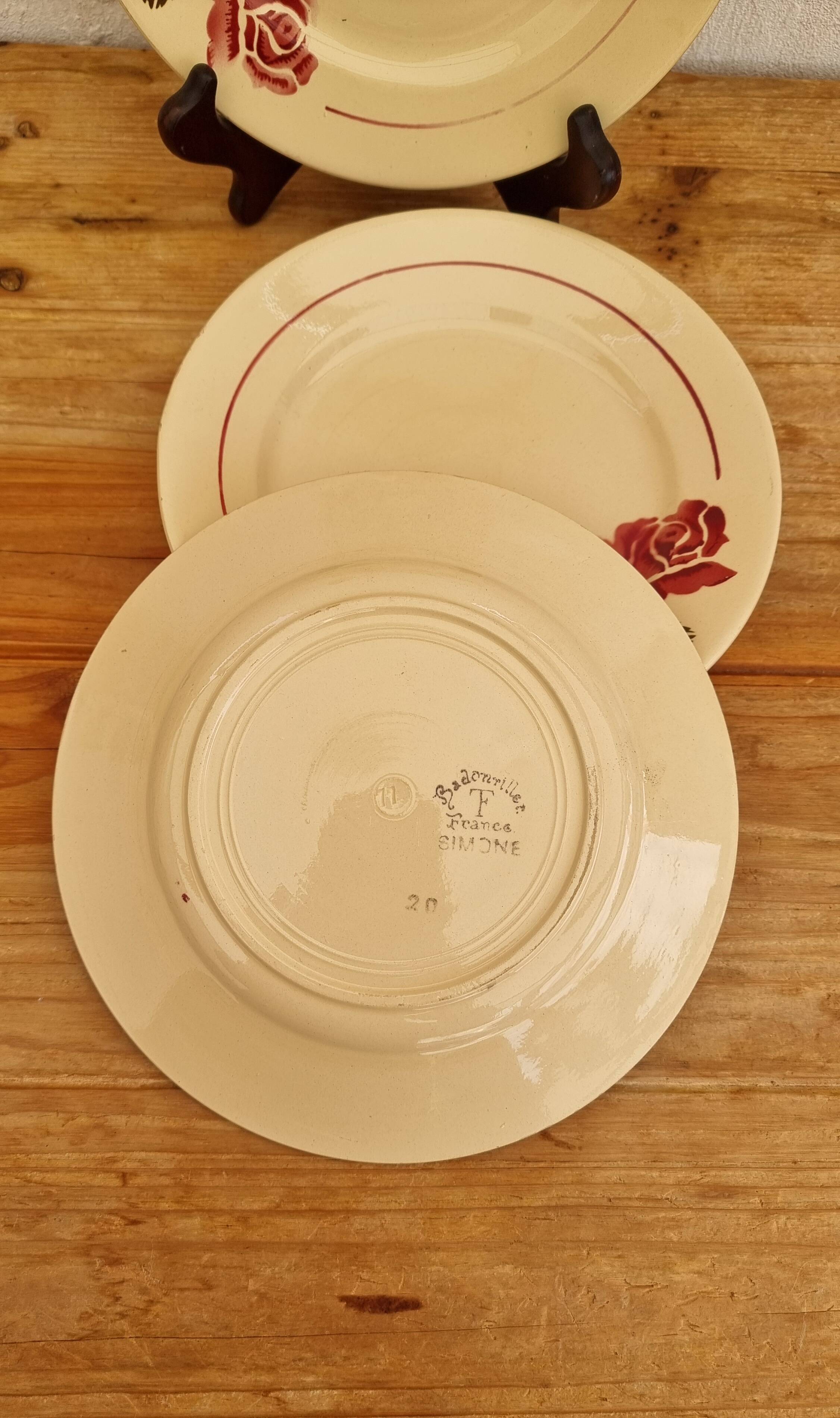 Set of 5 vintage Badonviller Simone flat plates.