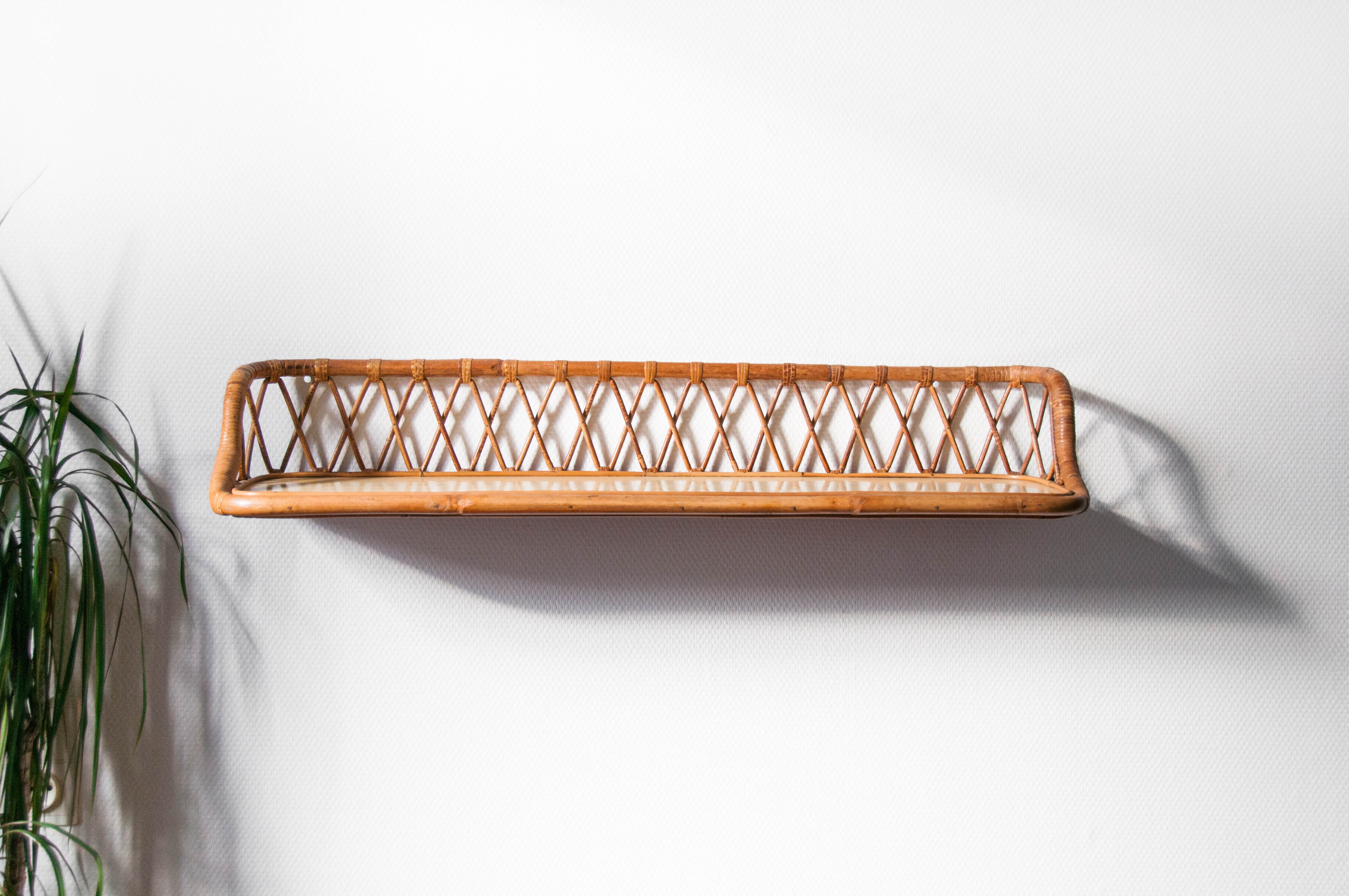 Wall shelf in rattan and formica