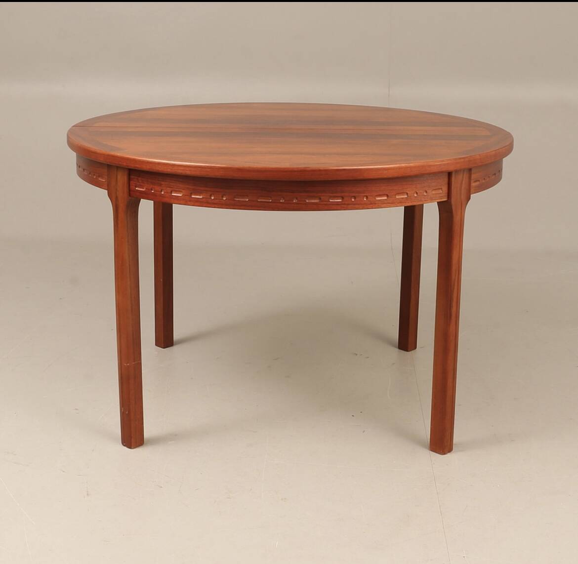 Round dining table in rosewood.