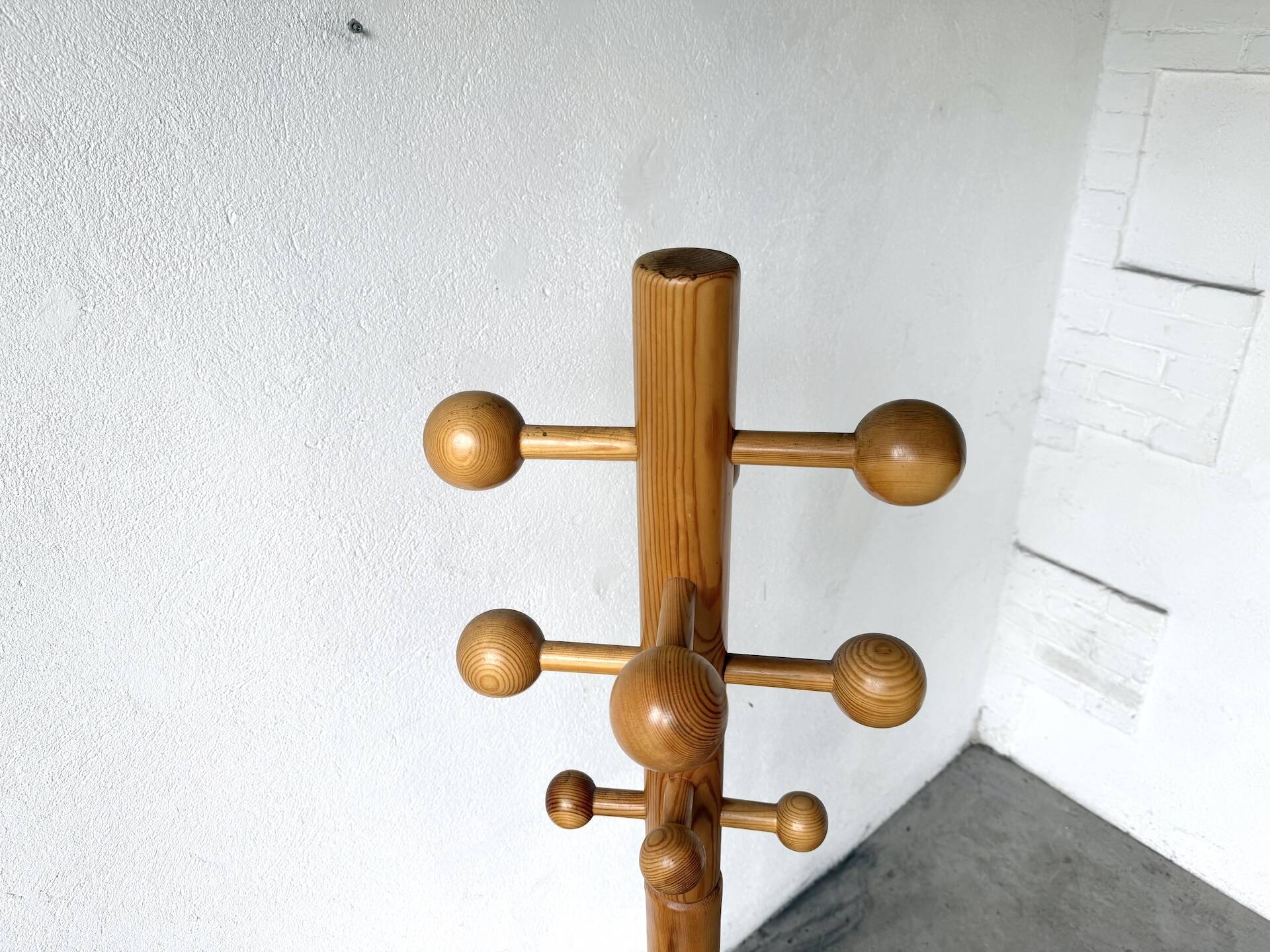 Free-standing coat rack in solid pine, Les Arcs, 1970s