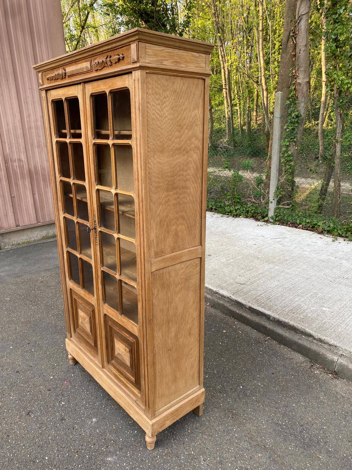 Parisian Art Deco display cabinet from 1950, renovated in raw solid oak, 101cm.