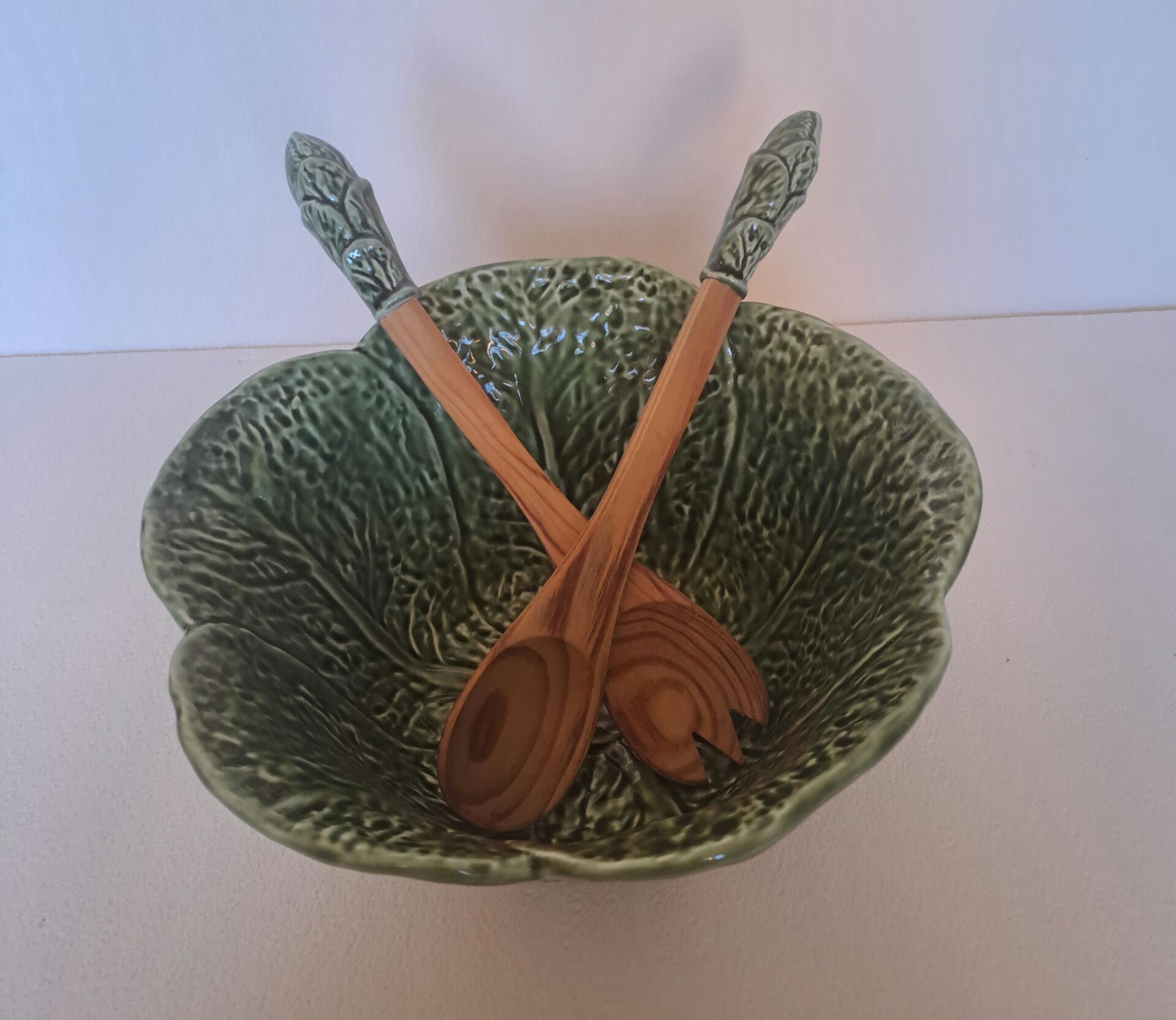 Cabbage bowl and its salad utensils in earthenware