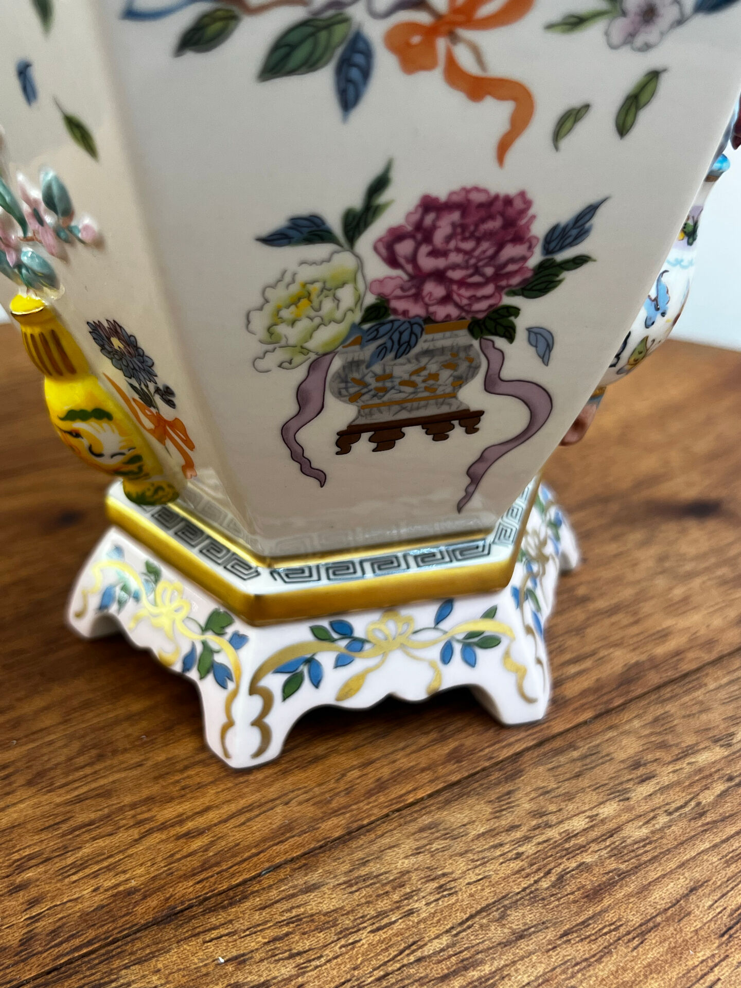 Porcelain vase with flower decorations by Dawen Wang.