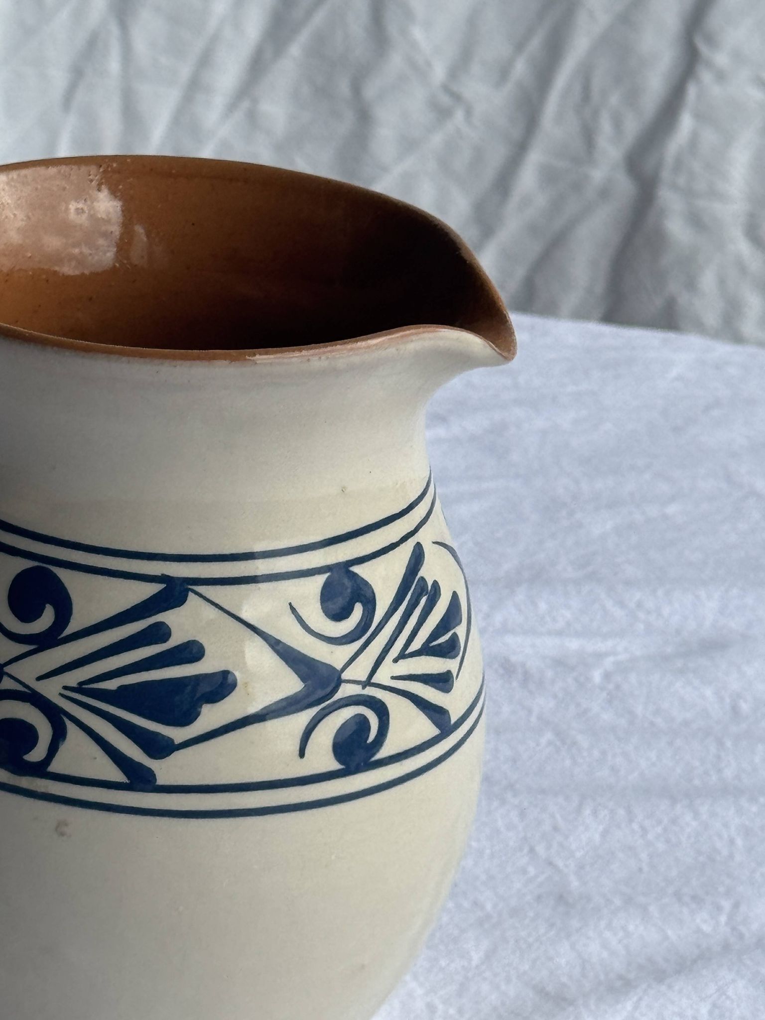 Pichet blanc vintage à frise végétale stylisée bleue H17,5