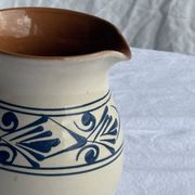 Pichet blanc vintage à frise végétale stylisée bleue H17,5