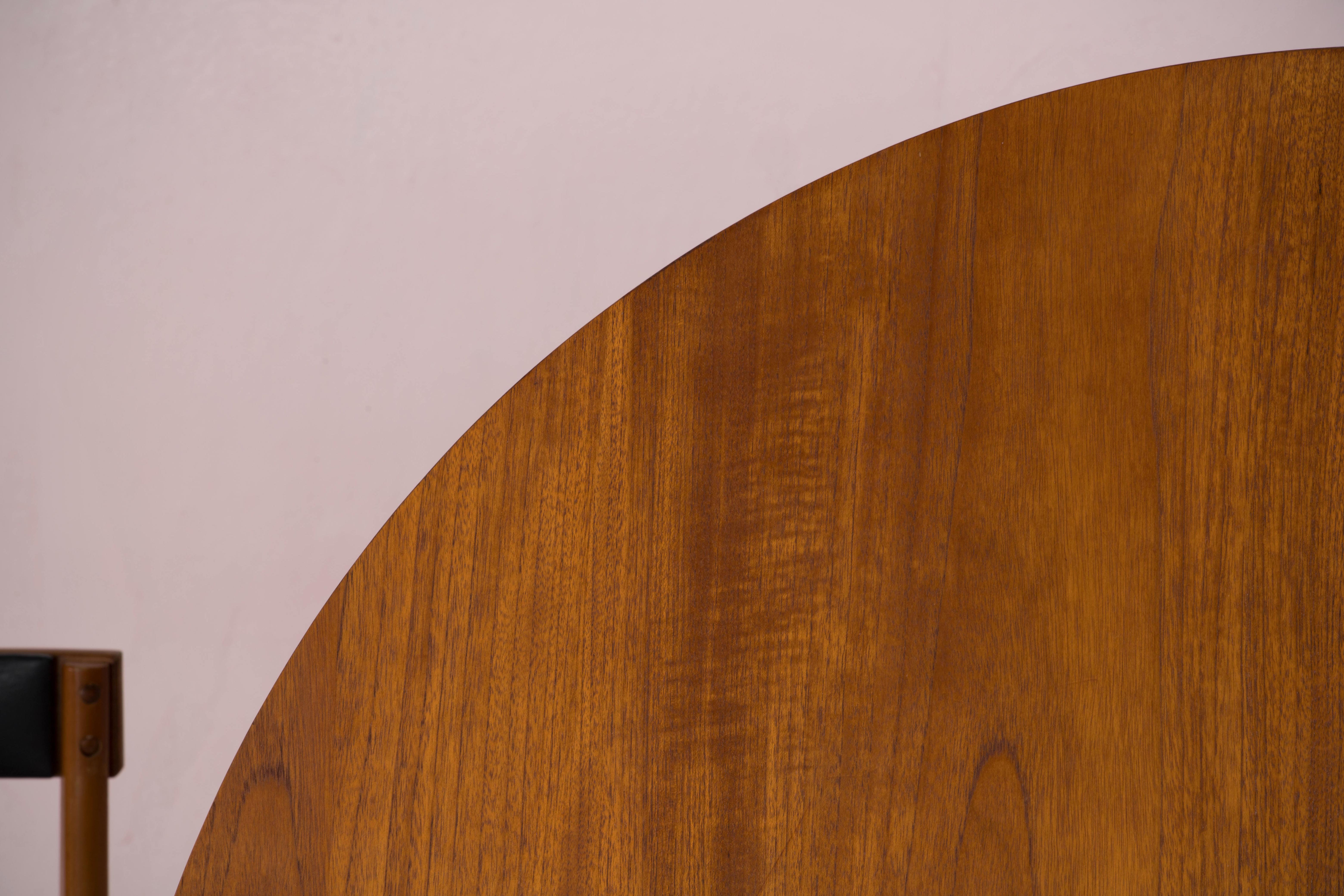 Table and 4 scandinavian encastrable chairs