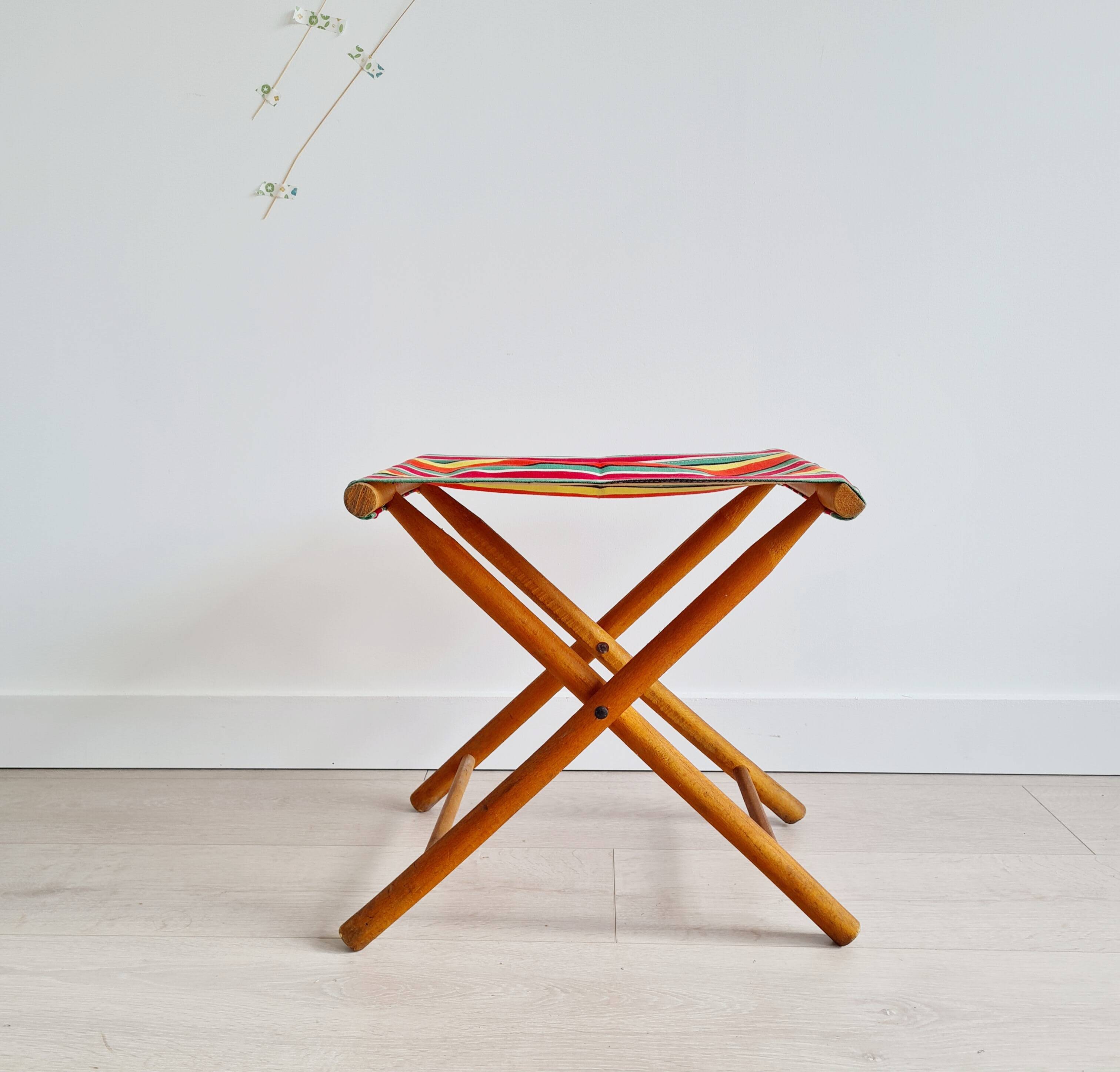 Folding fisherman stool with striped seat