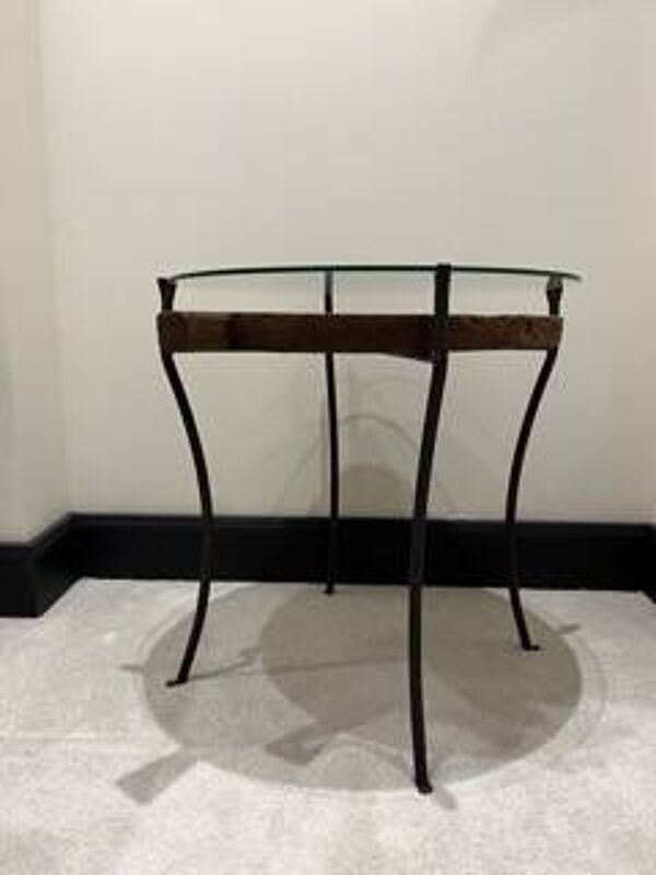 table ronde décorative en fer forgé, plateau de verre et de bois.