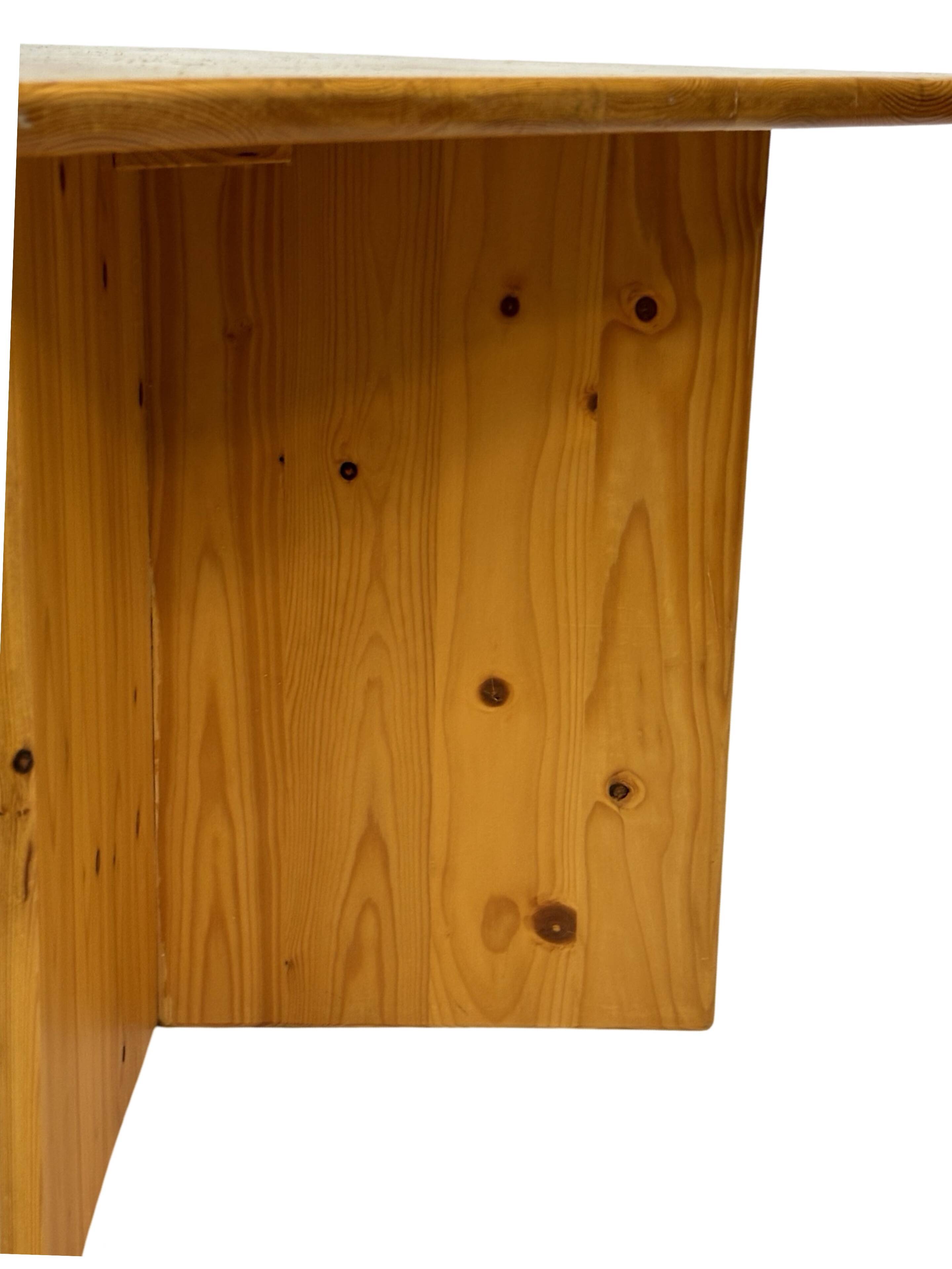 Table basse / table d'appoint vintage en pin au design organique minimaliste