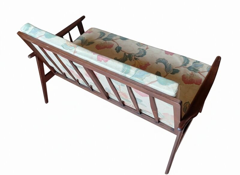 Vintage Scandinavian bench in solid beech from the 1950s with tapered legs.