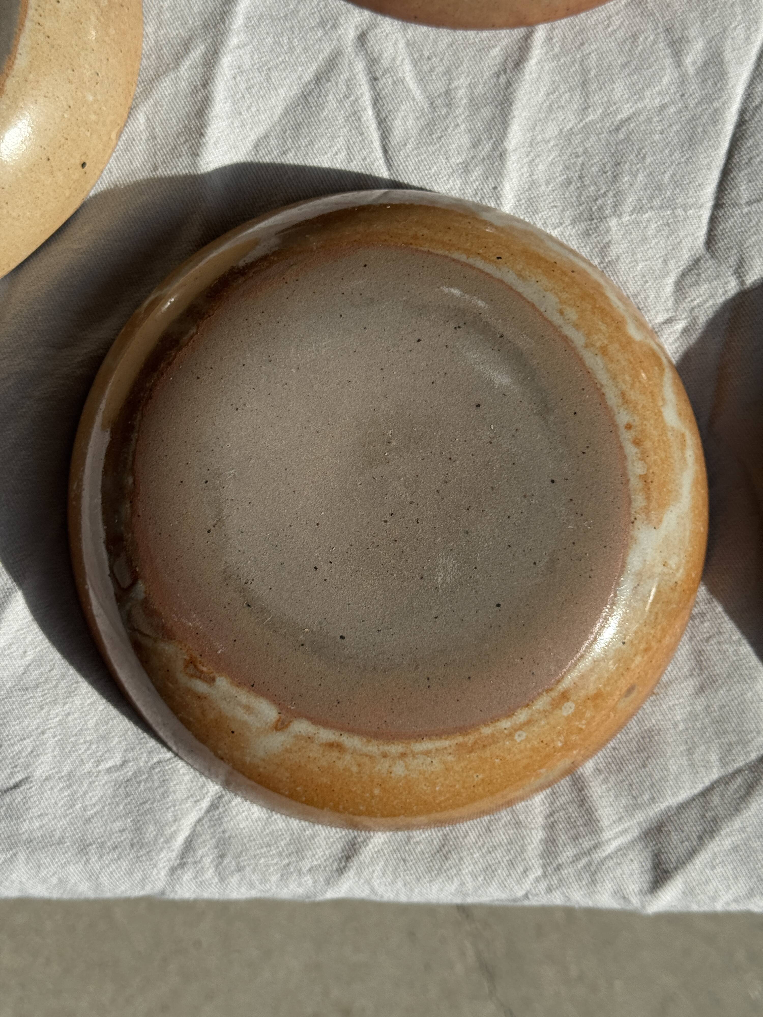 11 assiettes creuses artisanales vintage en grès mat