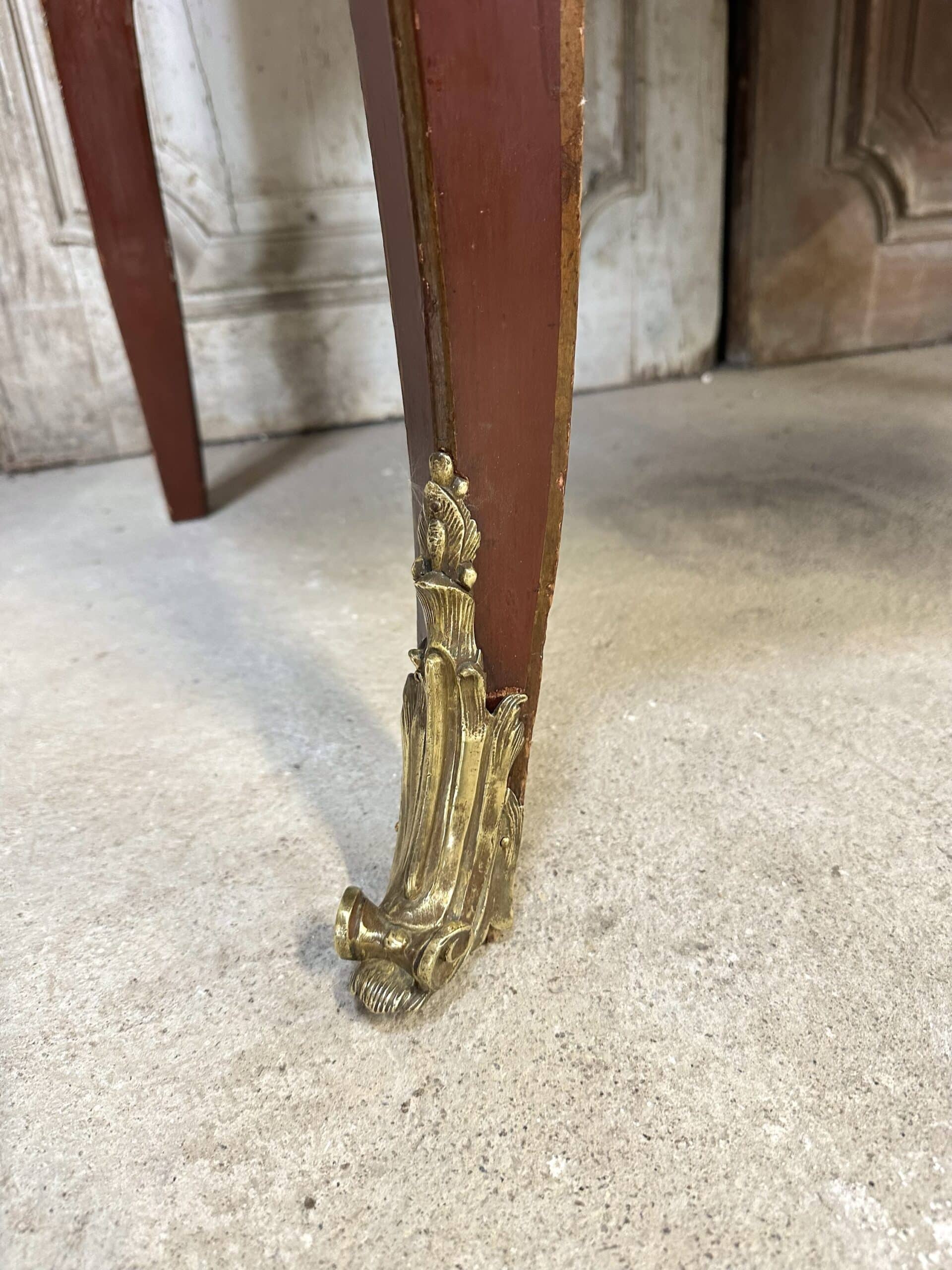 Louis XV style commode in red lacquer from the 1900s.