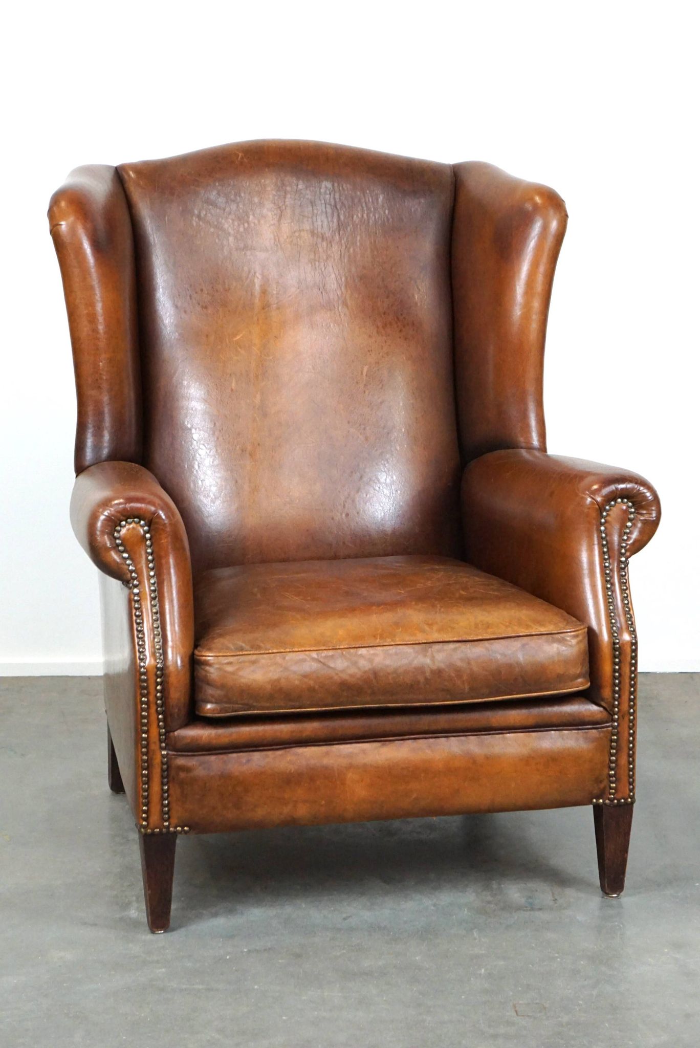 Fauteuil à oreilles particulièrement confortable en cuir de mouton, couleurs époustouflantes