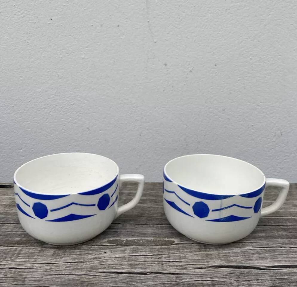 Duo de grandes tasses anciennes digoin