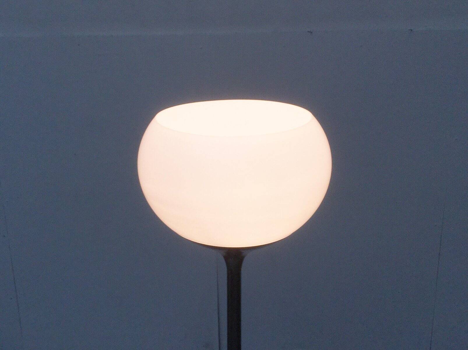 Flash floor lamp from the Italian mid-century space age by Guzzini.