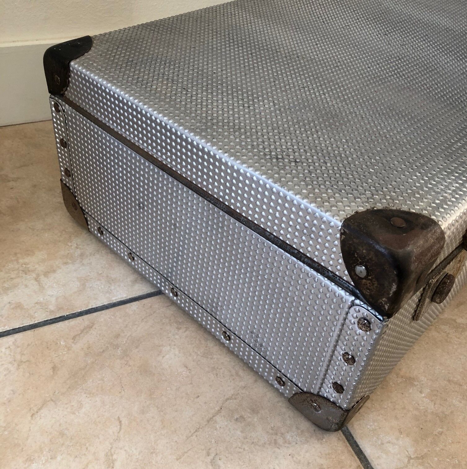 60' vintage vintage undue metal travel case