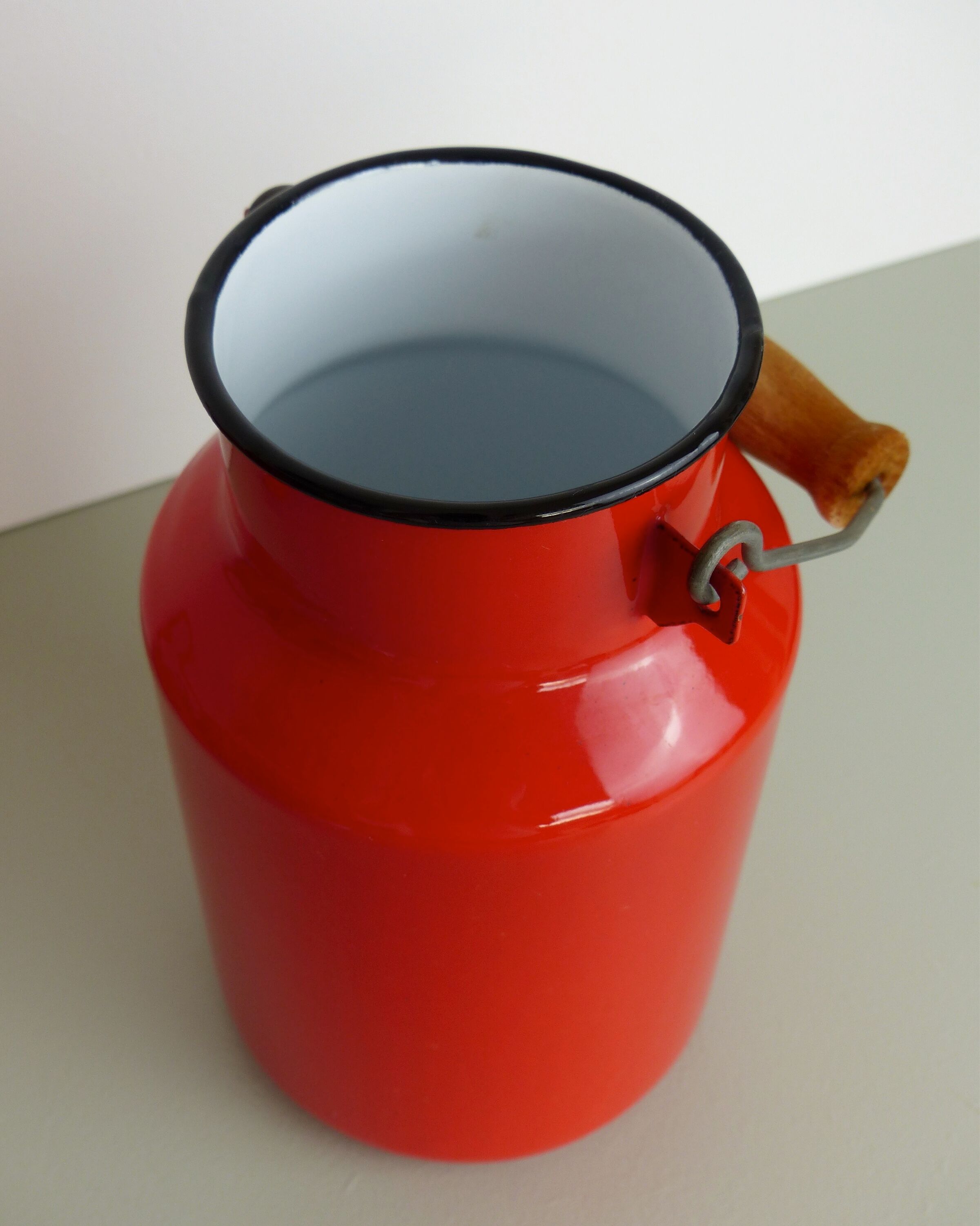 Set milk pot, kettle, coffee maker and red enamelled strainer