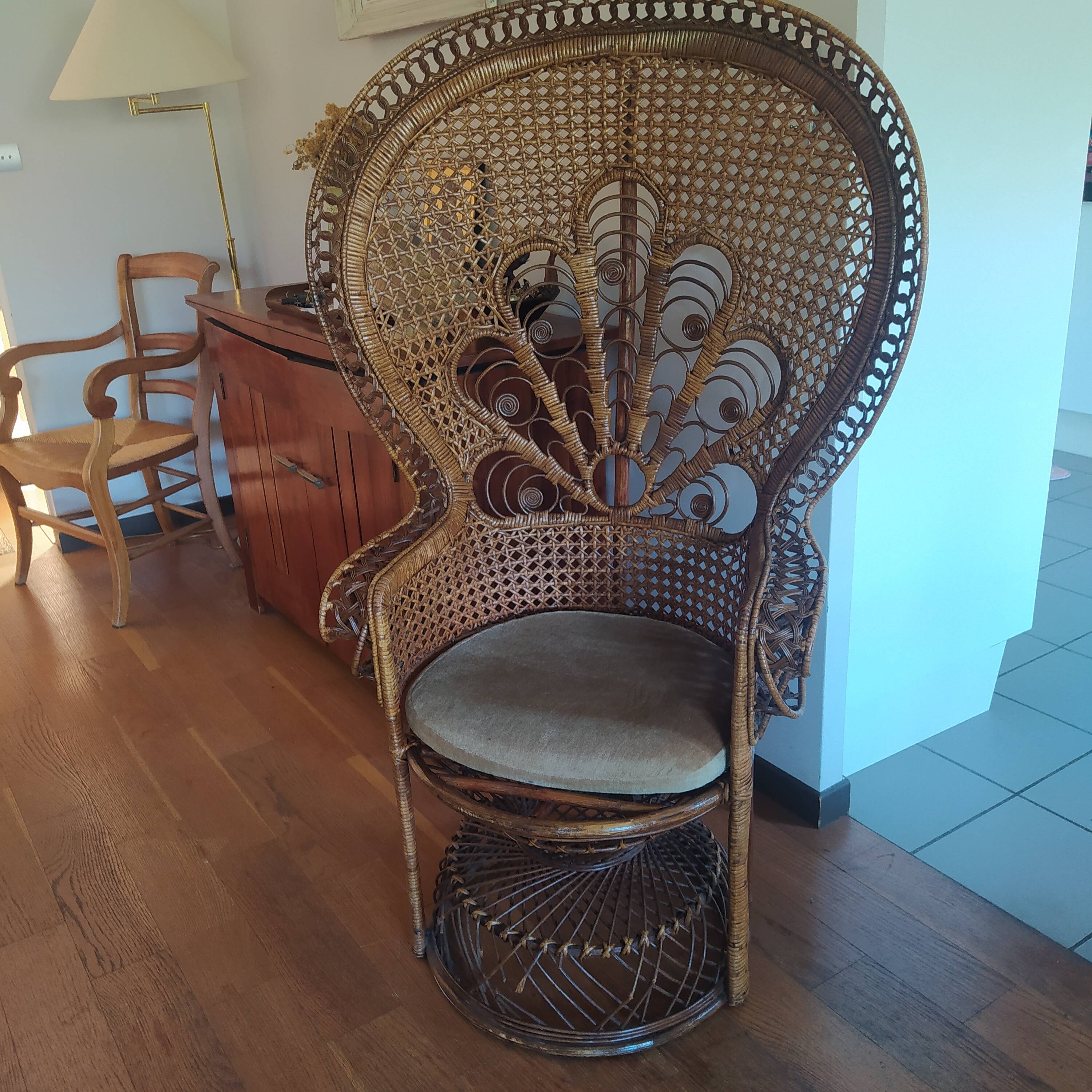 Fauteuil rotin emmanuelle modèle paon 1970