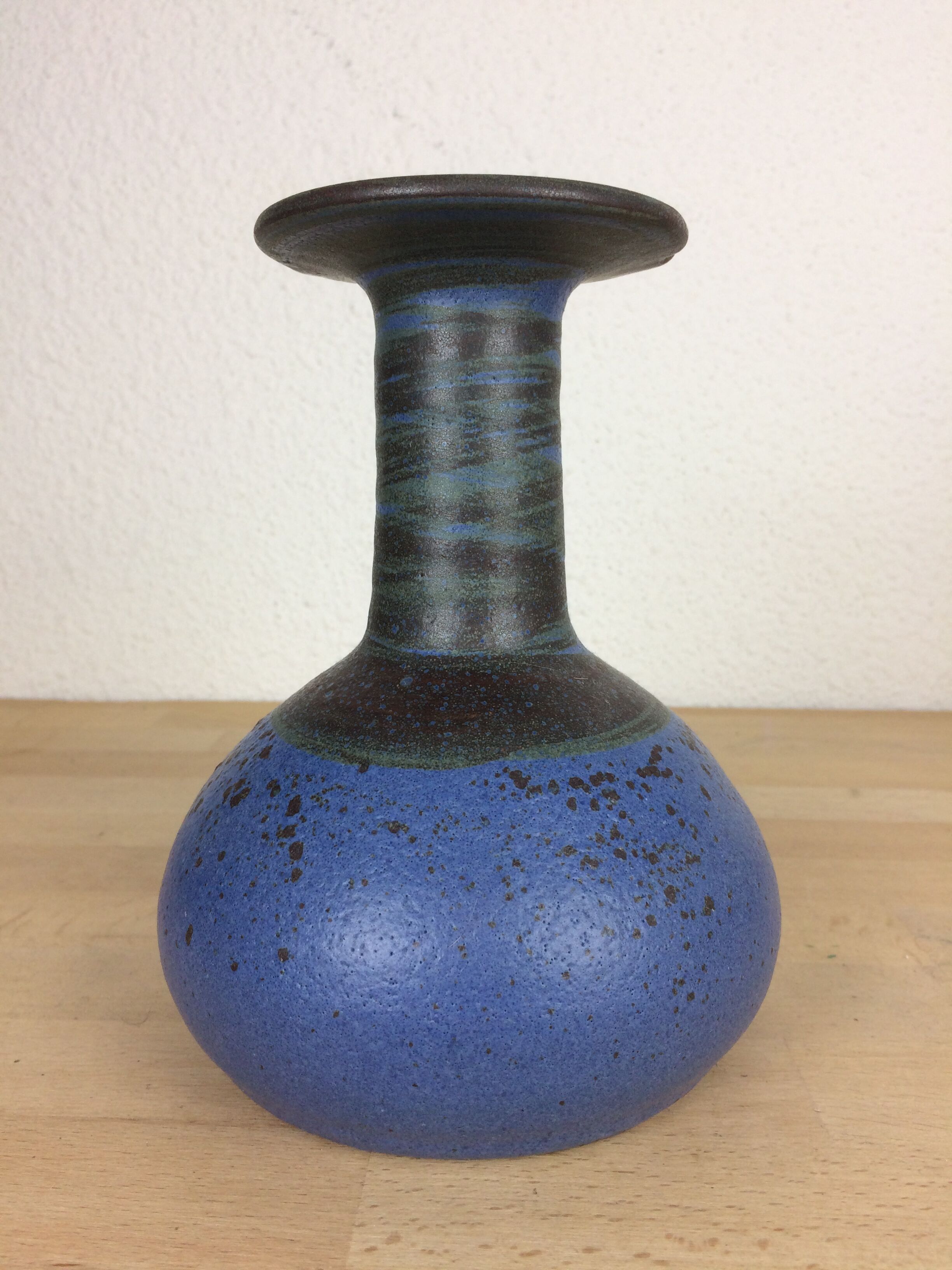 Vase scandinave à col plat céramique bleue