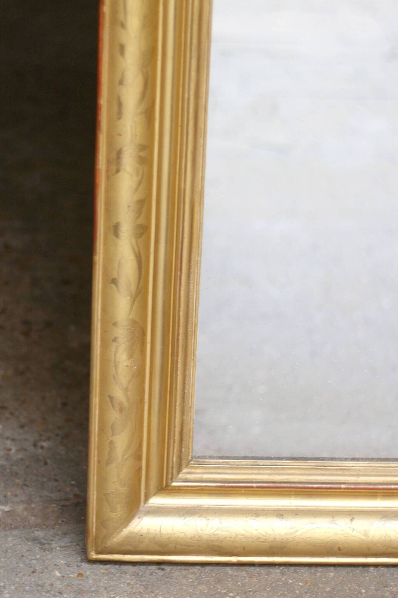 Beau miroir ancien de chéminée. Dorure à la feuille d'or. 107 x 82 cm.