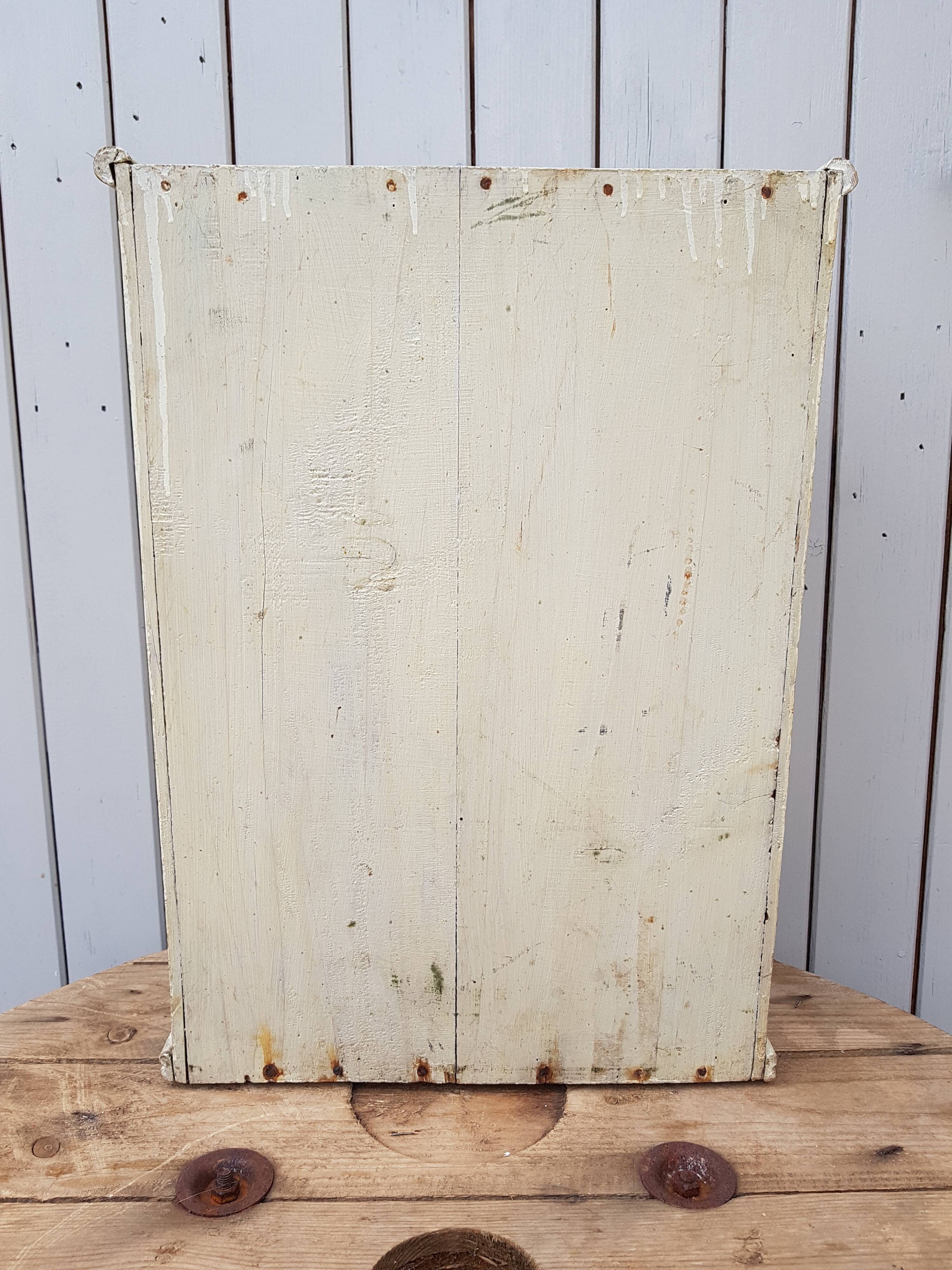 Ancienne armoire à pharmacie en bois patinée blanche