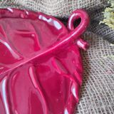 Plat en barbotine feuille rouge bordeaux