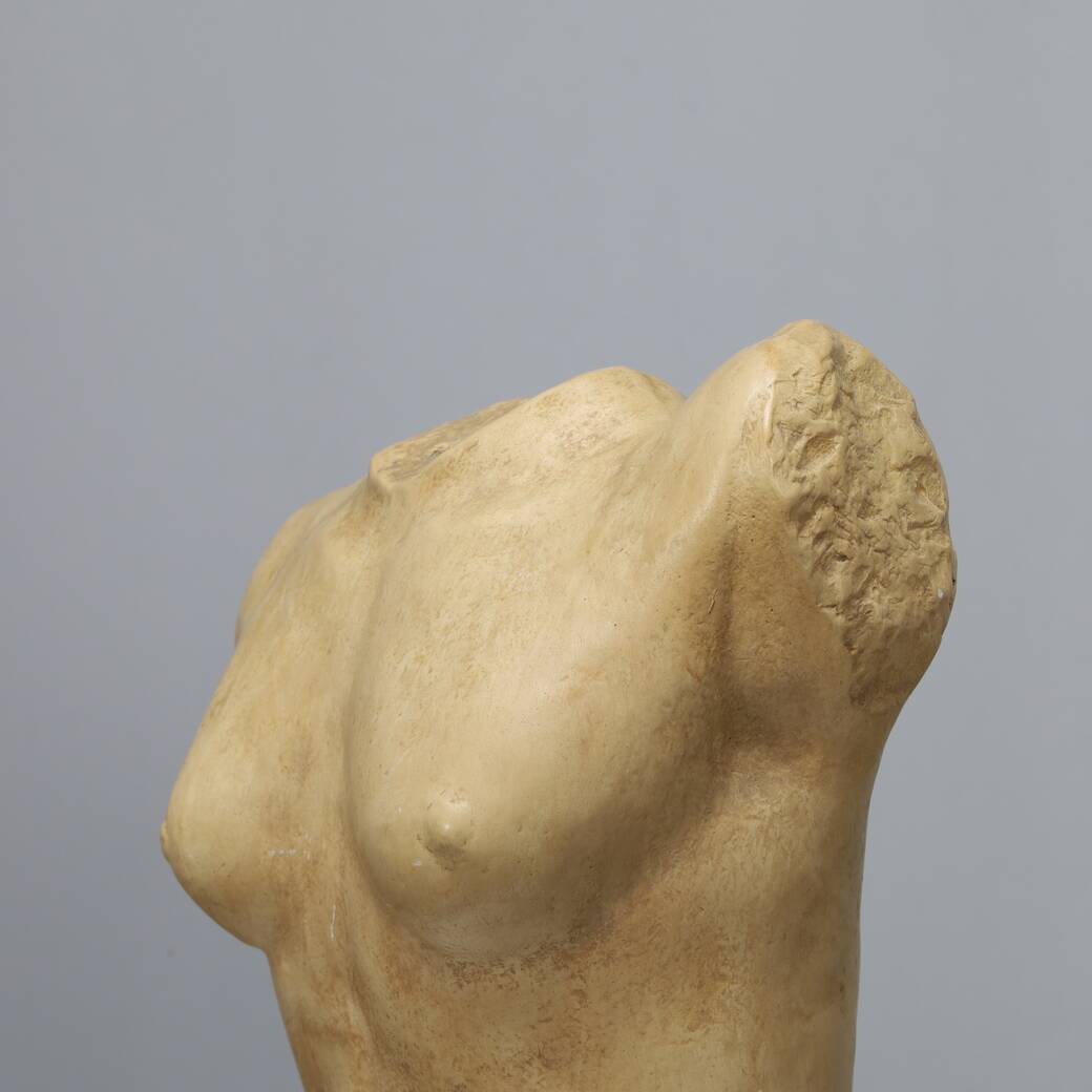 Torse féminin sculptural signé AC