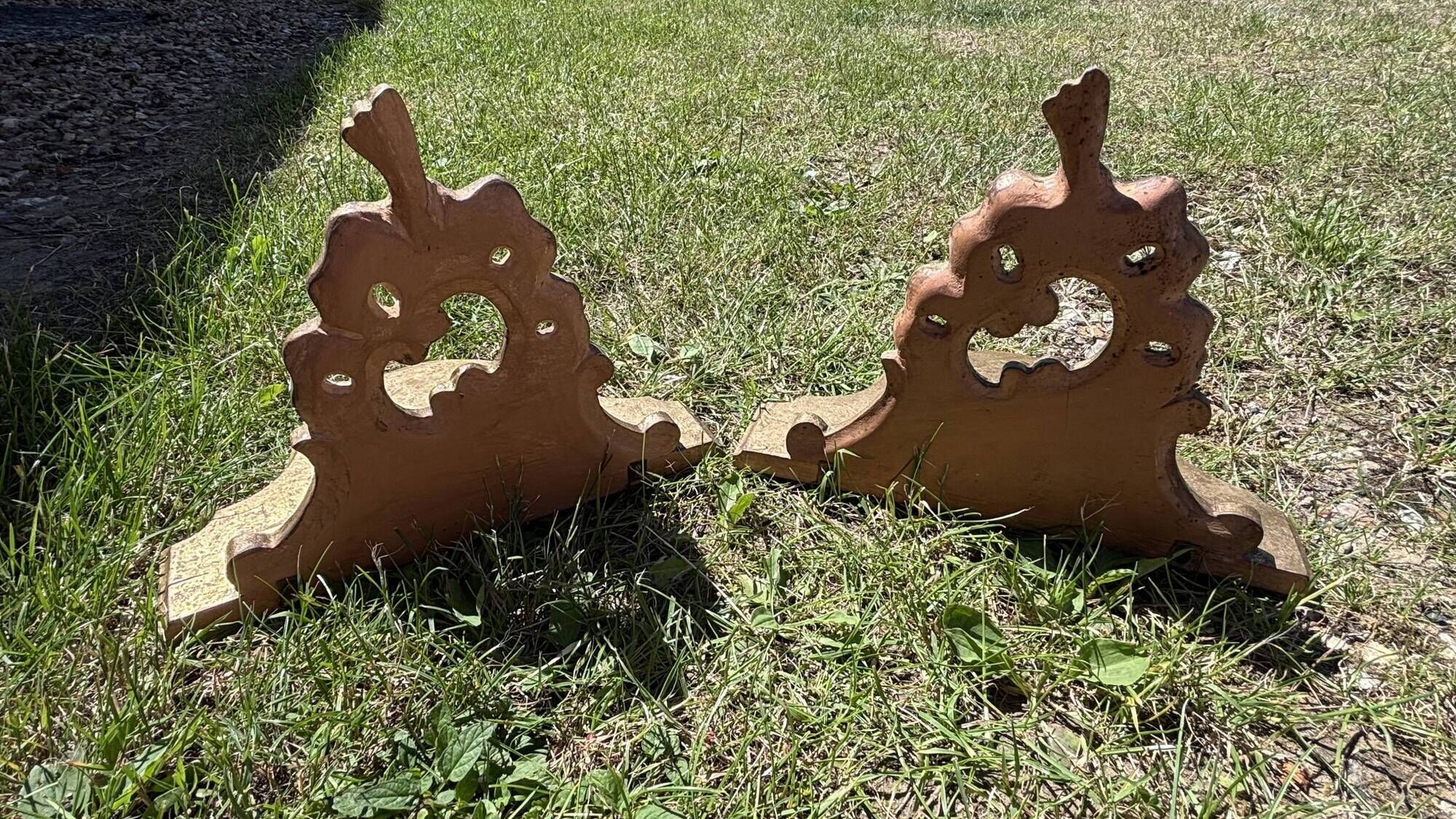 Pair of Rocaille wall consoles – Decorative golden shelves