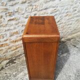 Oak chest of drawers has 5 drawers