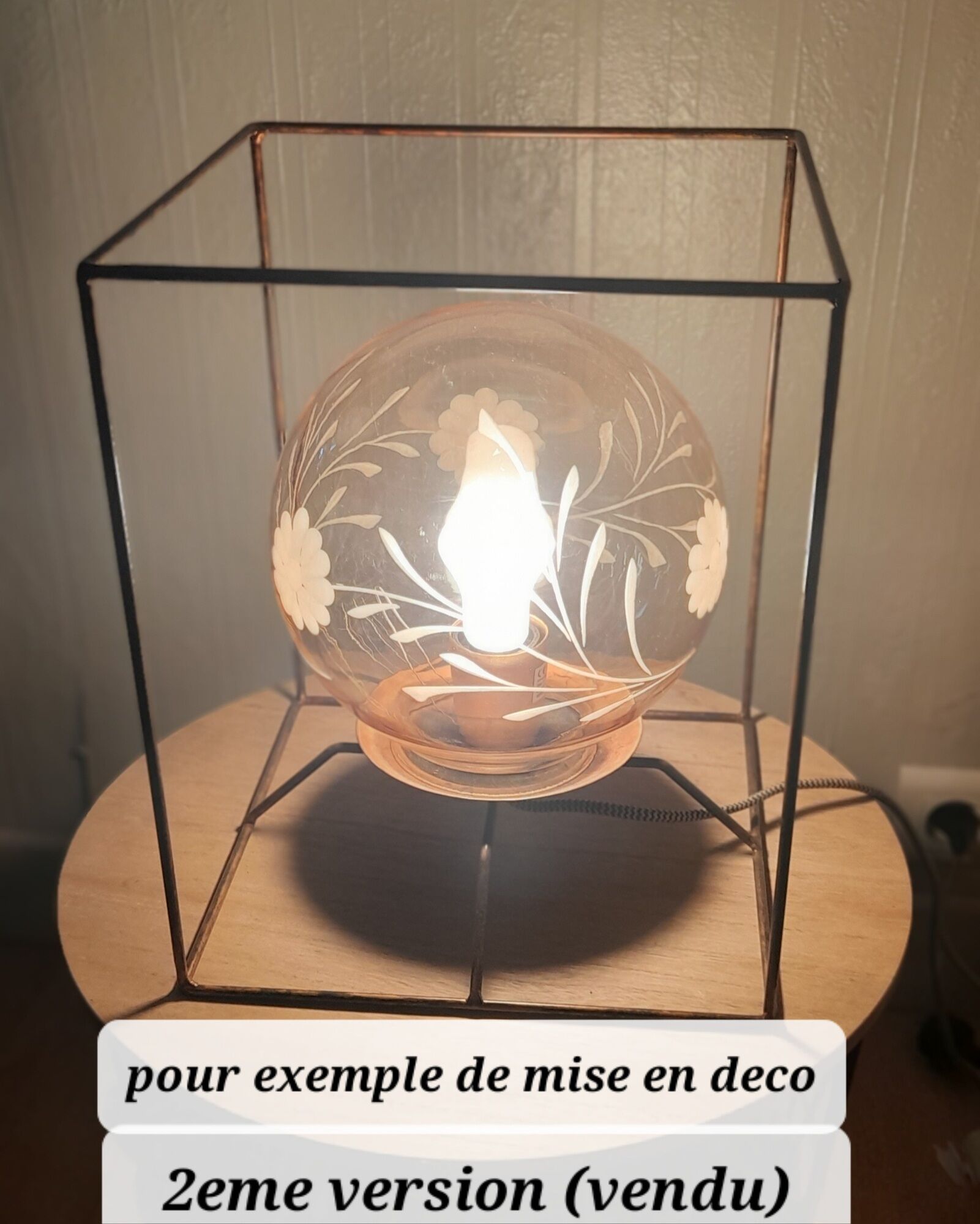 Vintage globe suspension in amber glass, chiseled floral decoration - 80s