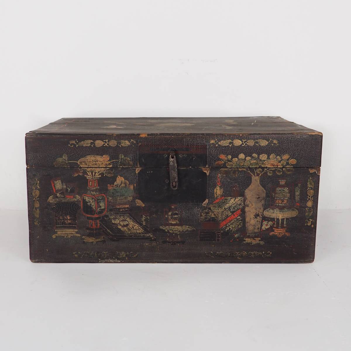Antique wooden chest with illustrations of porcelain vases (1900) #2