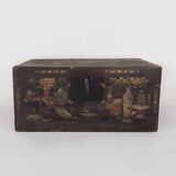 Coffre ancien en bois avec illustrations de vases en porcelaine (1900) #2