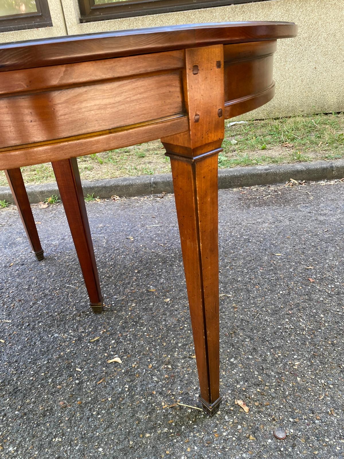Round extendable dining table Louis XVI in cherry wood from the 1960s.