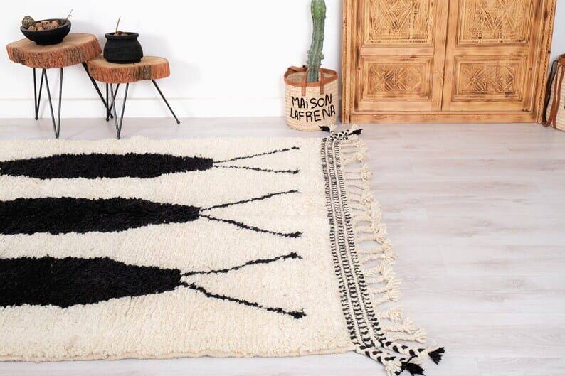Handmade Berber rug, traditional craftsmanship, size 150 x 250 cm