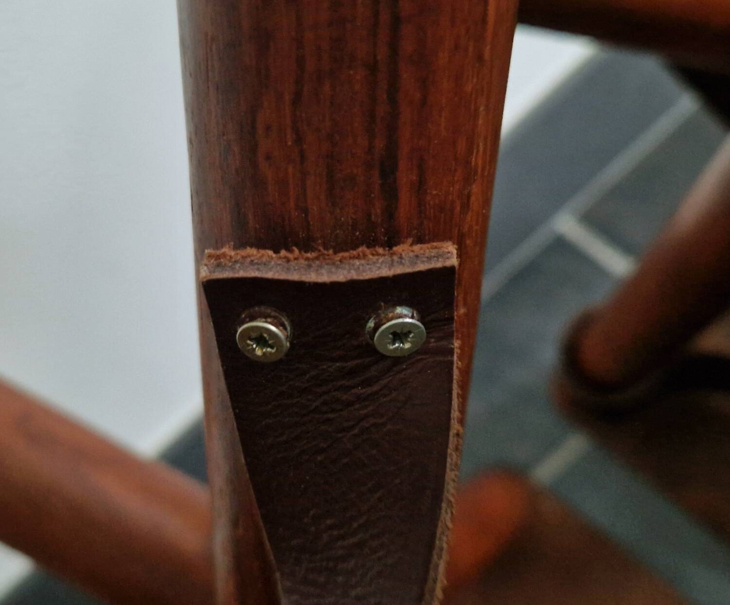 Ensemble de tabourets tripode teck et cuir