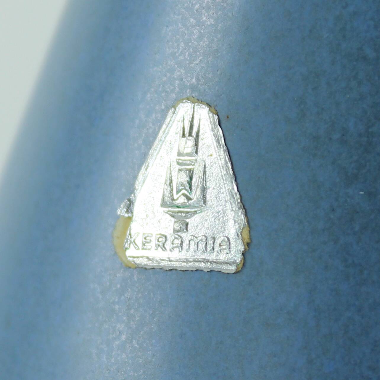 Sculpture en céramique de deux colombes bleues, Keramia, années 1960