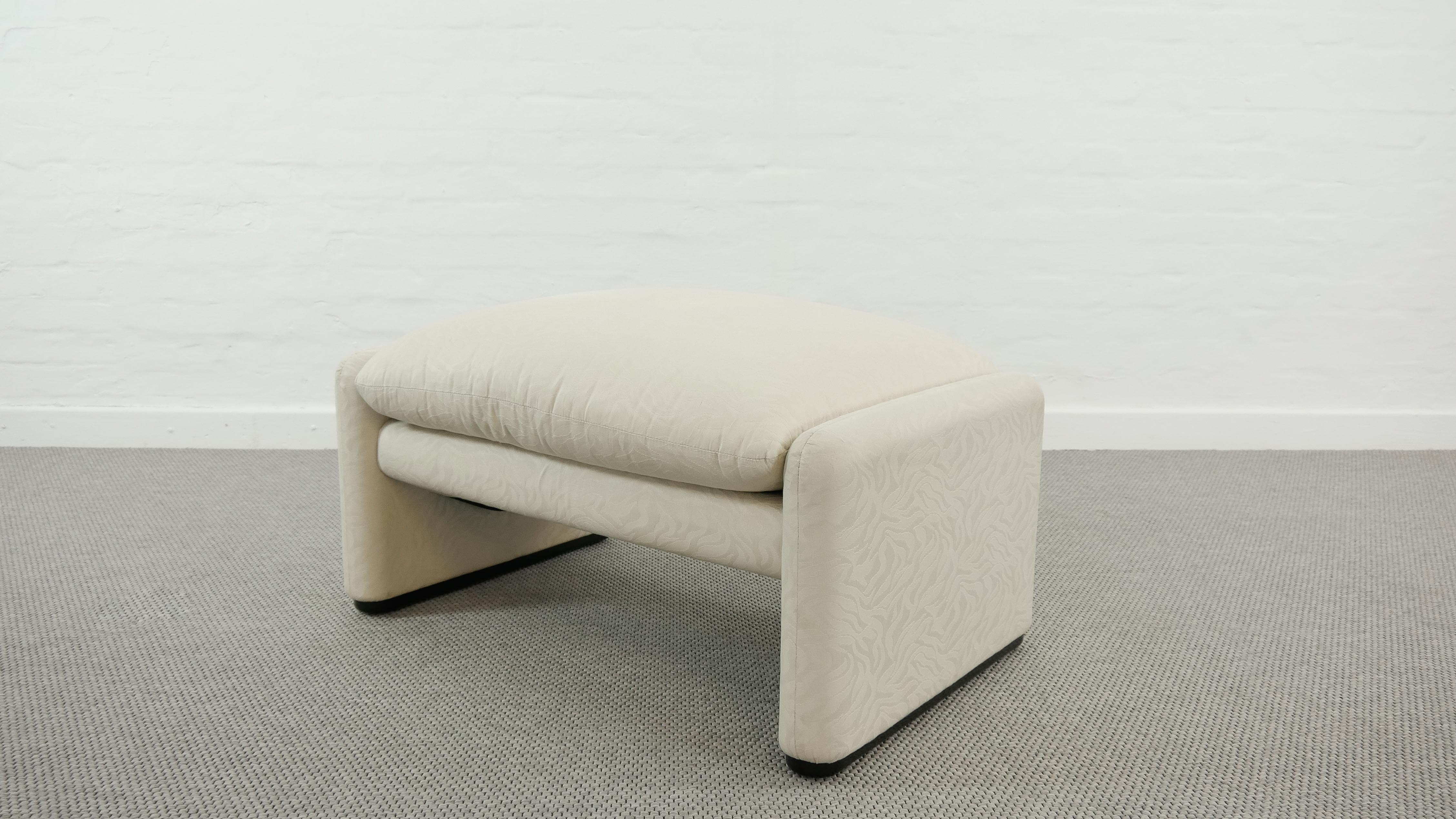 Maralunga 3-seat Sofa with Footrest in offwhite by Vico Magistretti for Cassina, Italy