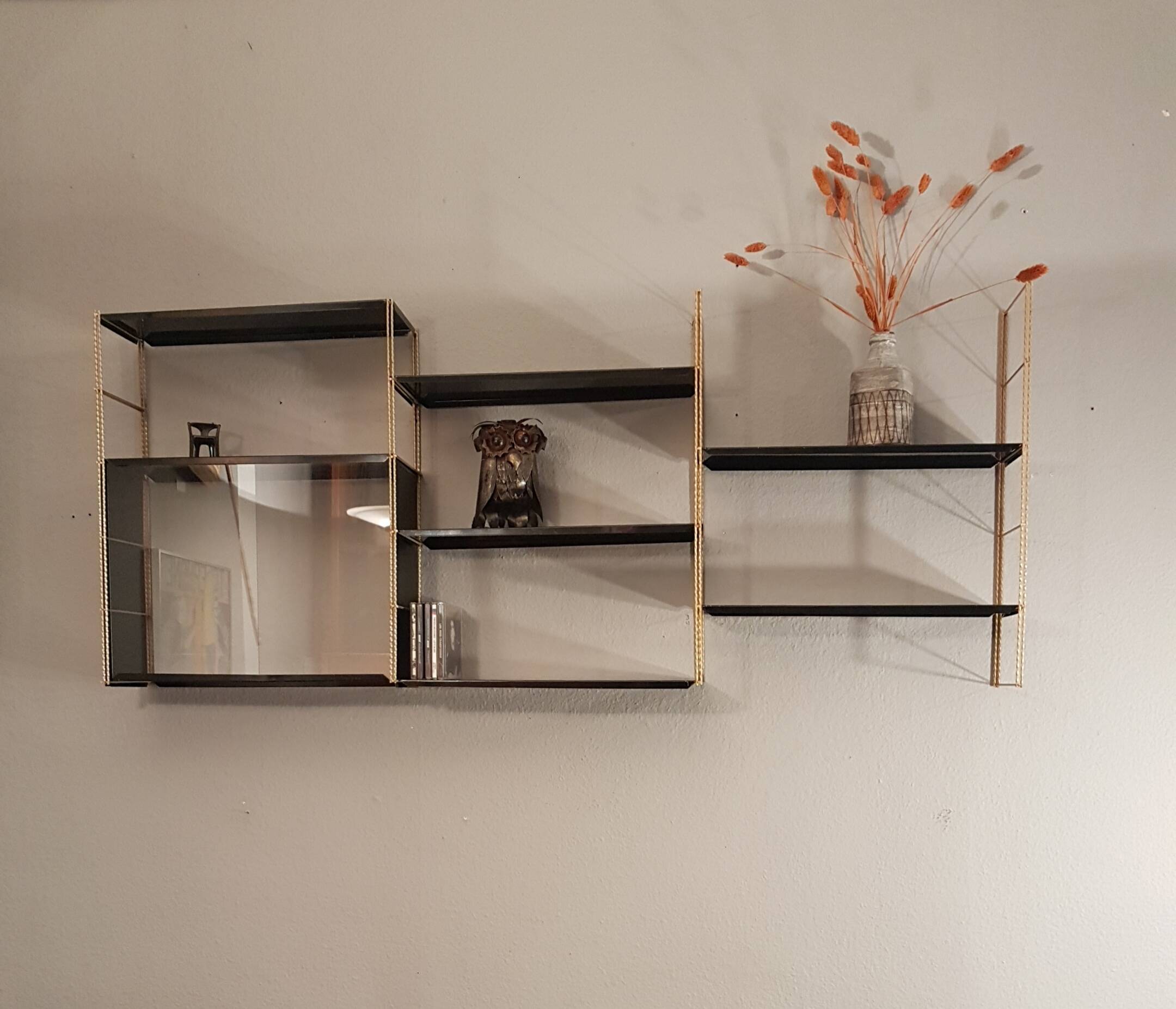 Tomado style wall shelf