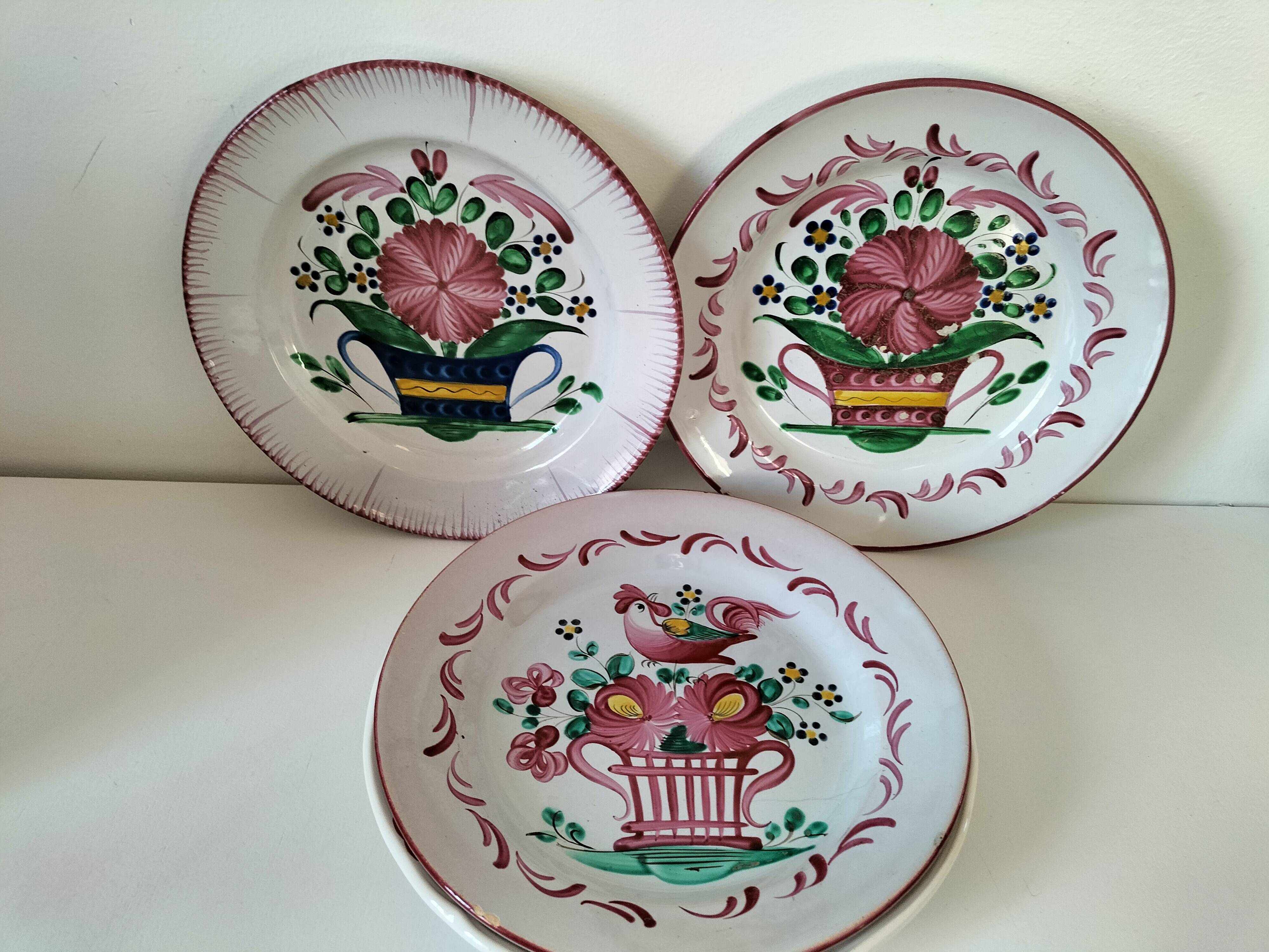 Rooster plates & baskets, earthenware in the spirit of a French bistro.