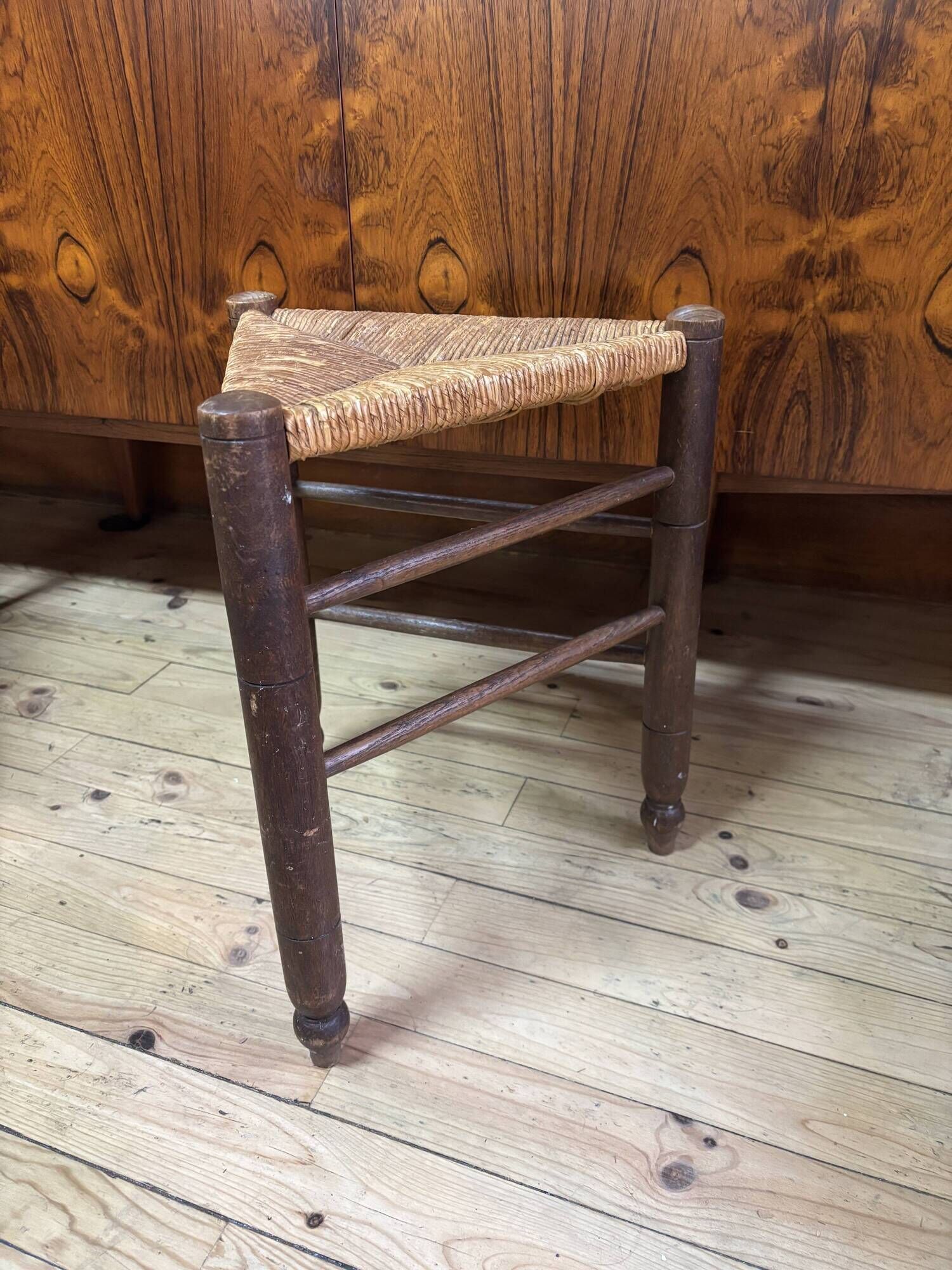 Série de 3 tabourets tripodes bois et paille