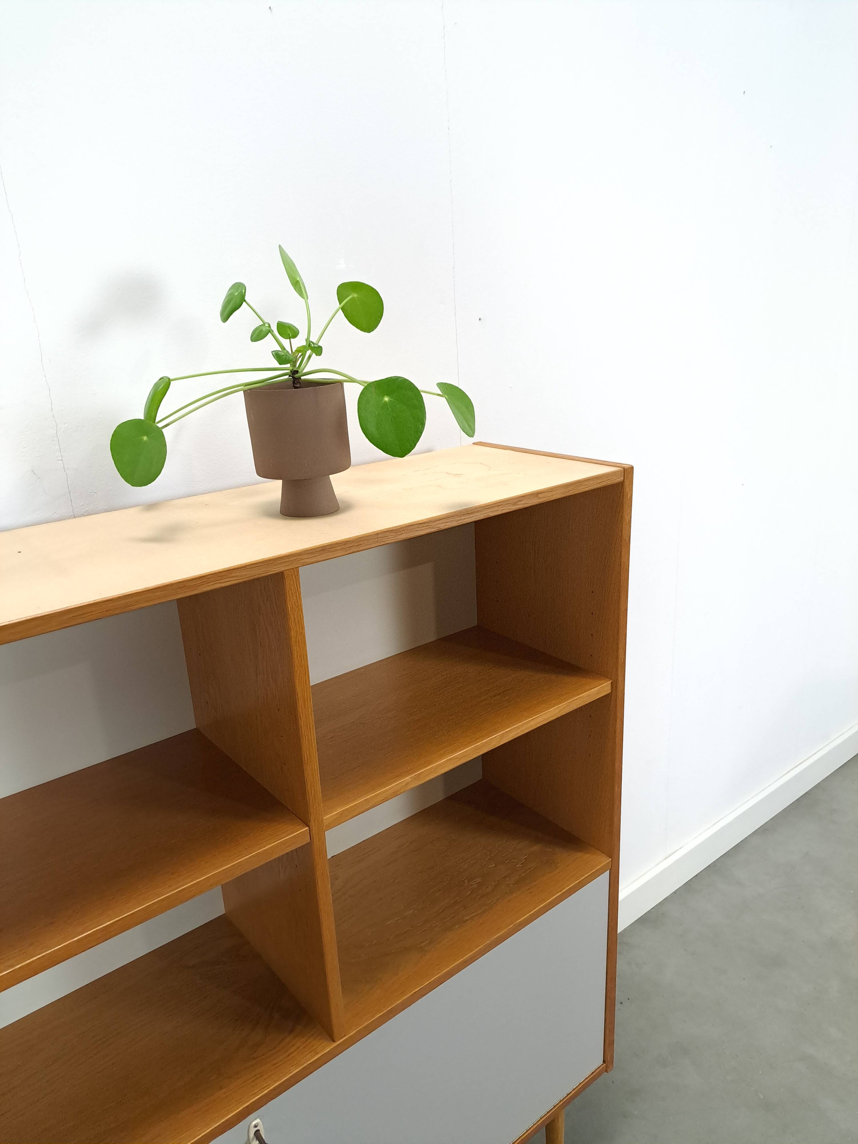 Deens Domino Mobler kast met klepdeur